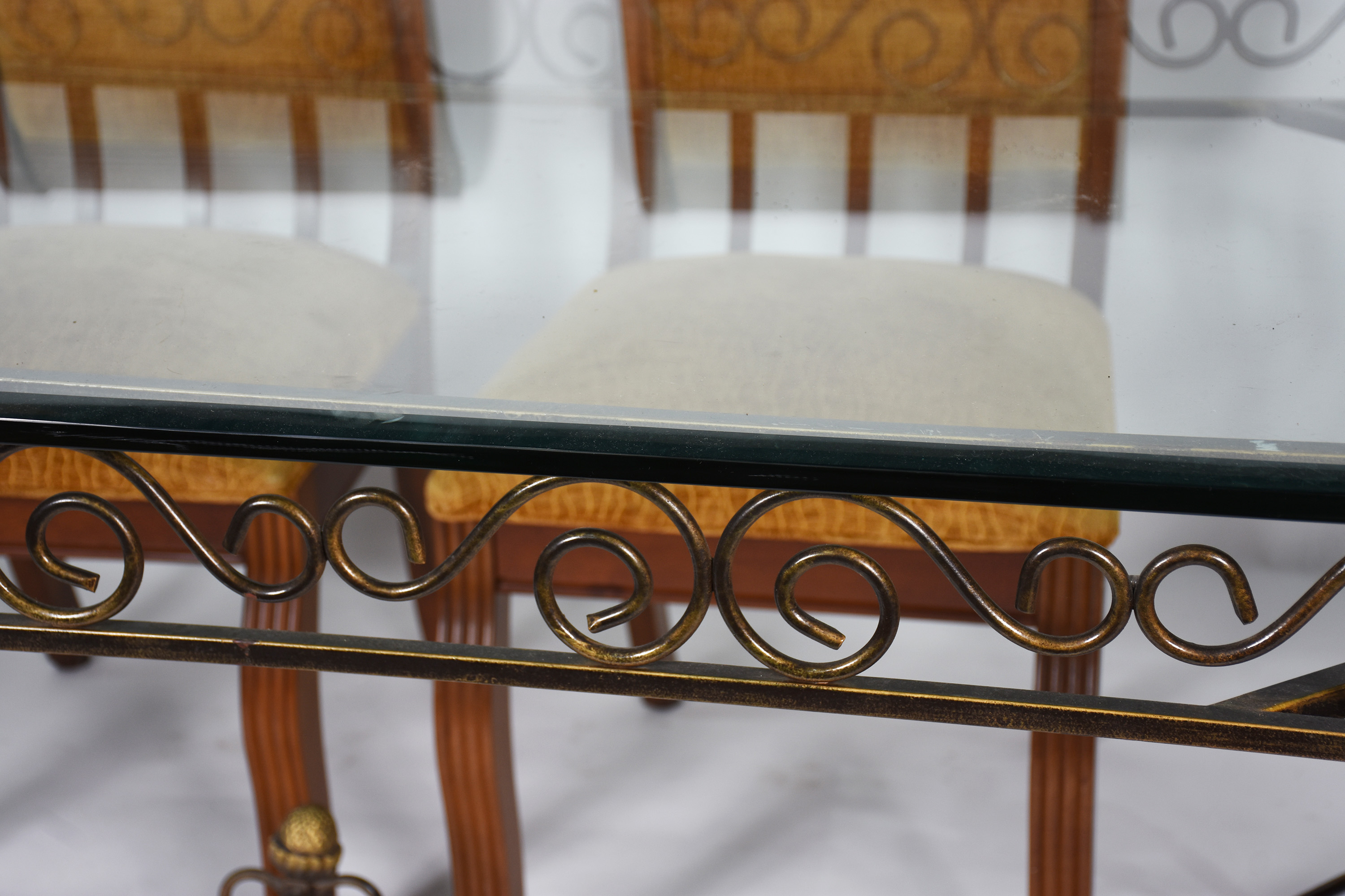 Mesa de jantar com tampo de cristal e base de metal dourado... - foto 8 de 8