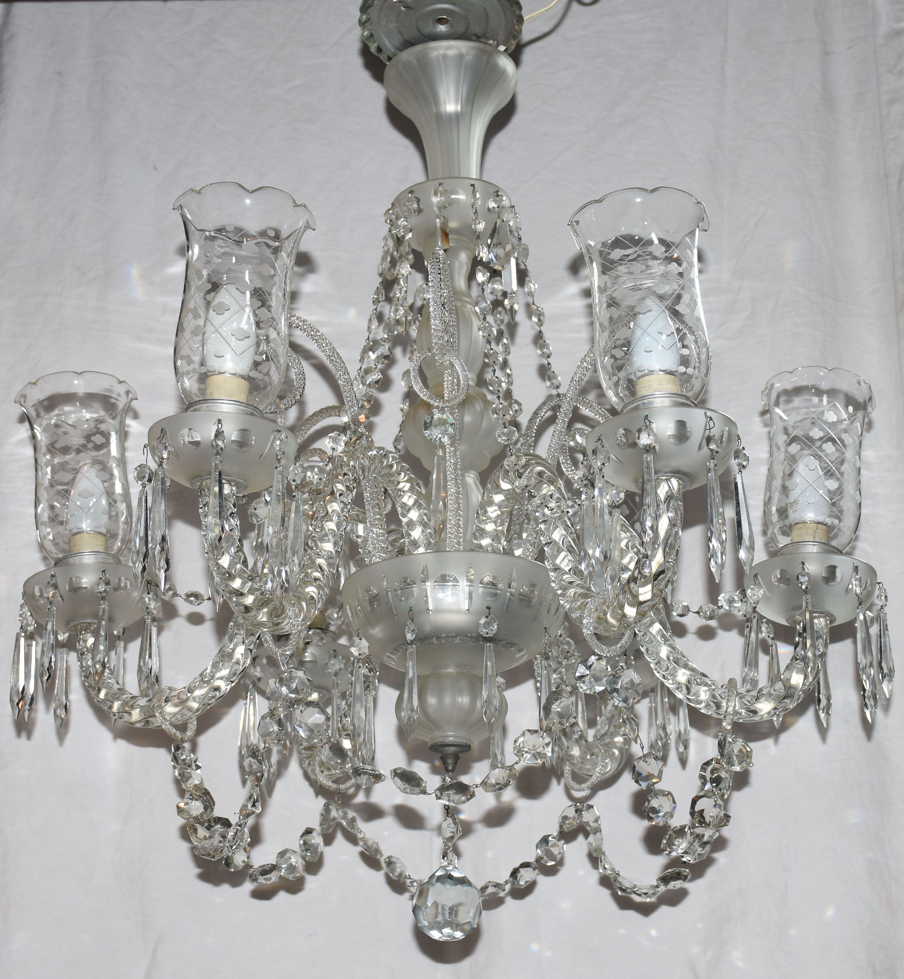 Lustre para 6 luzes de cristal com pingentes lapidados. - foto 1 de 2