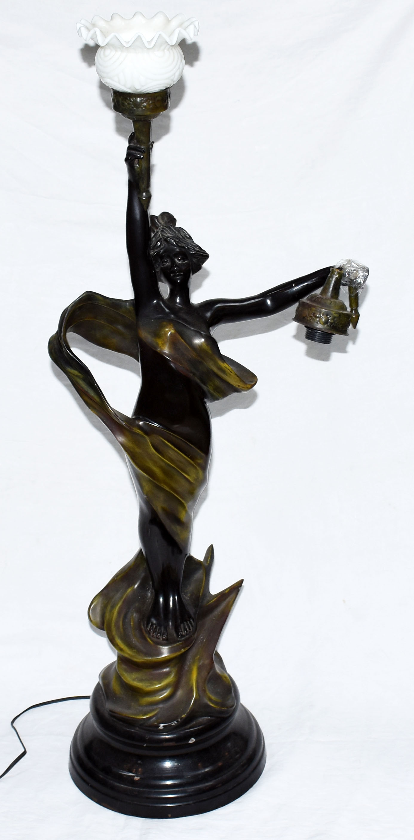 Luminária de petit bronze representando figura feminina segurando... - foto 1 de 5