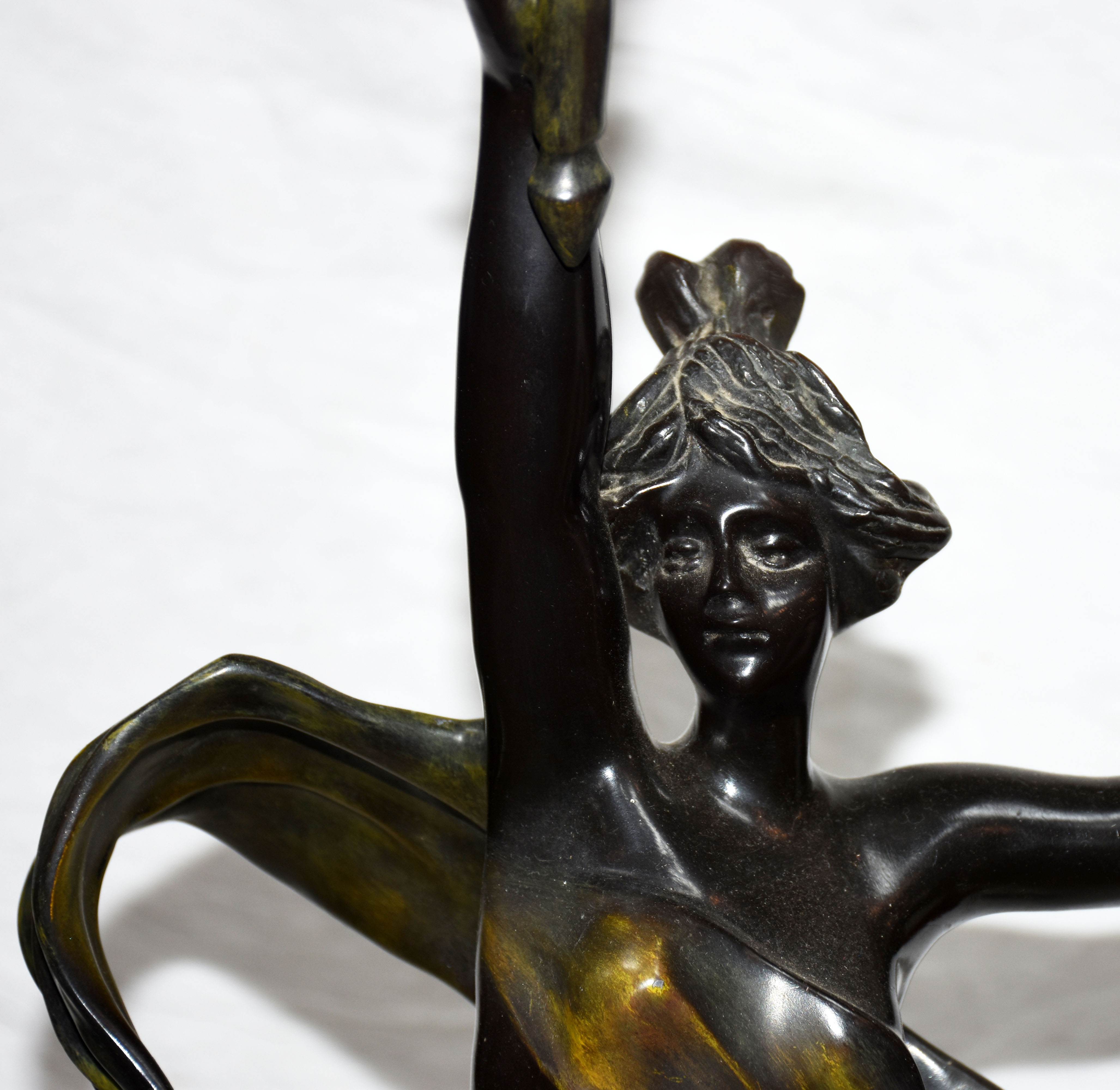 Luminária de petit bronze representando figura feminina segurando... - foto 2 de 5