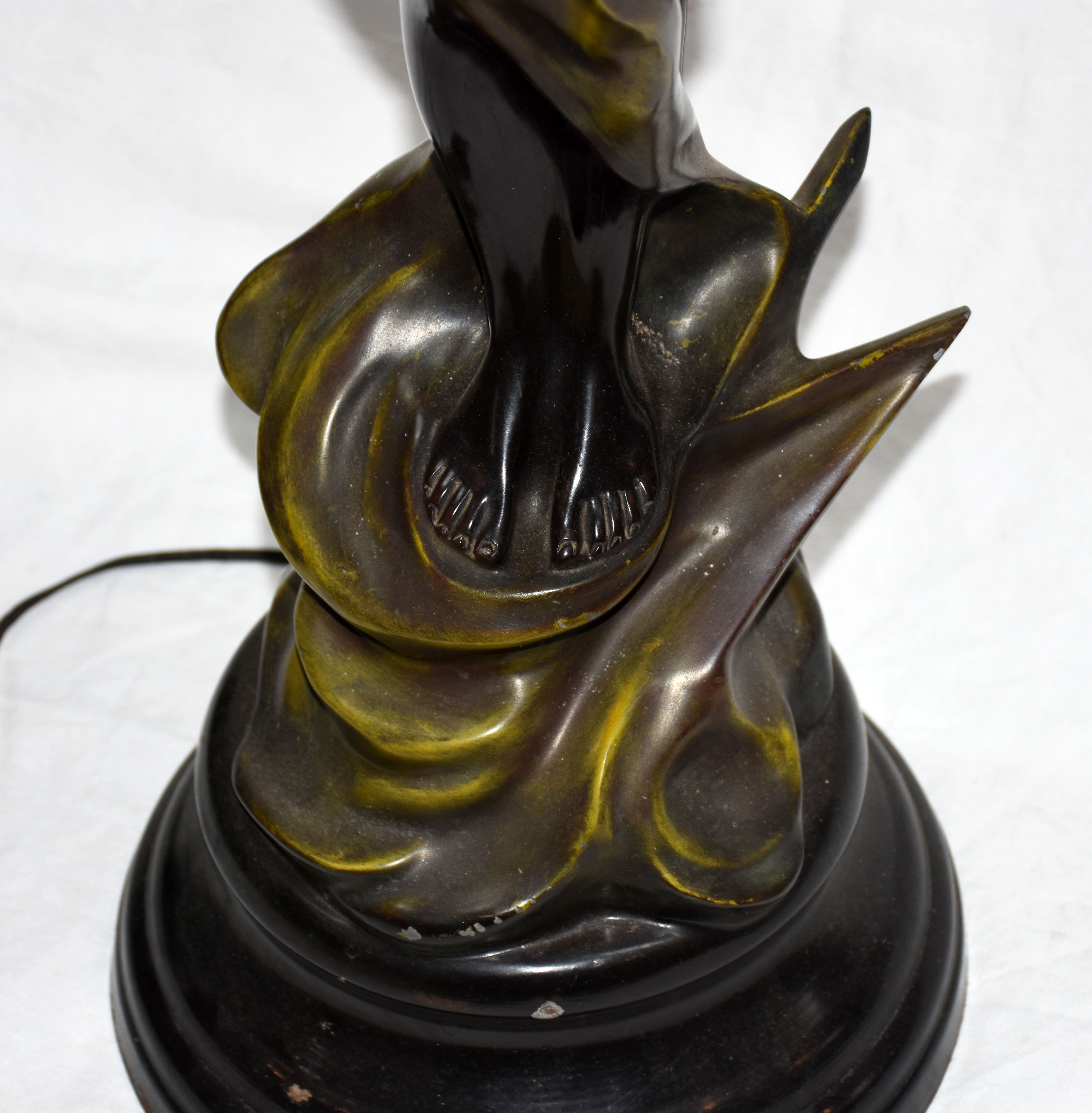 Luminária de petit bronze representando figura feminina segurando... - foto 4 de 5