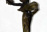 Luminária de petit bronze representando figura ... - Luminária de petit bronze representando figura feminina segurando tochas. (uma das tochas esta quebrada).