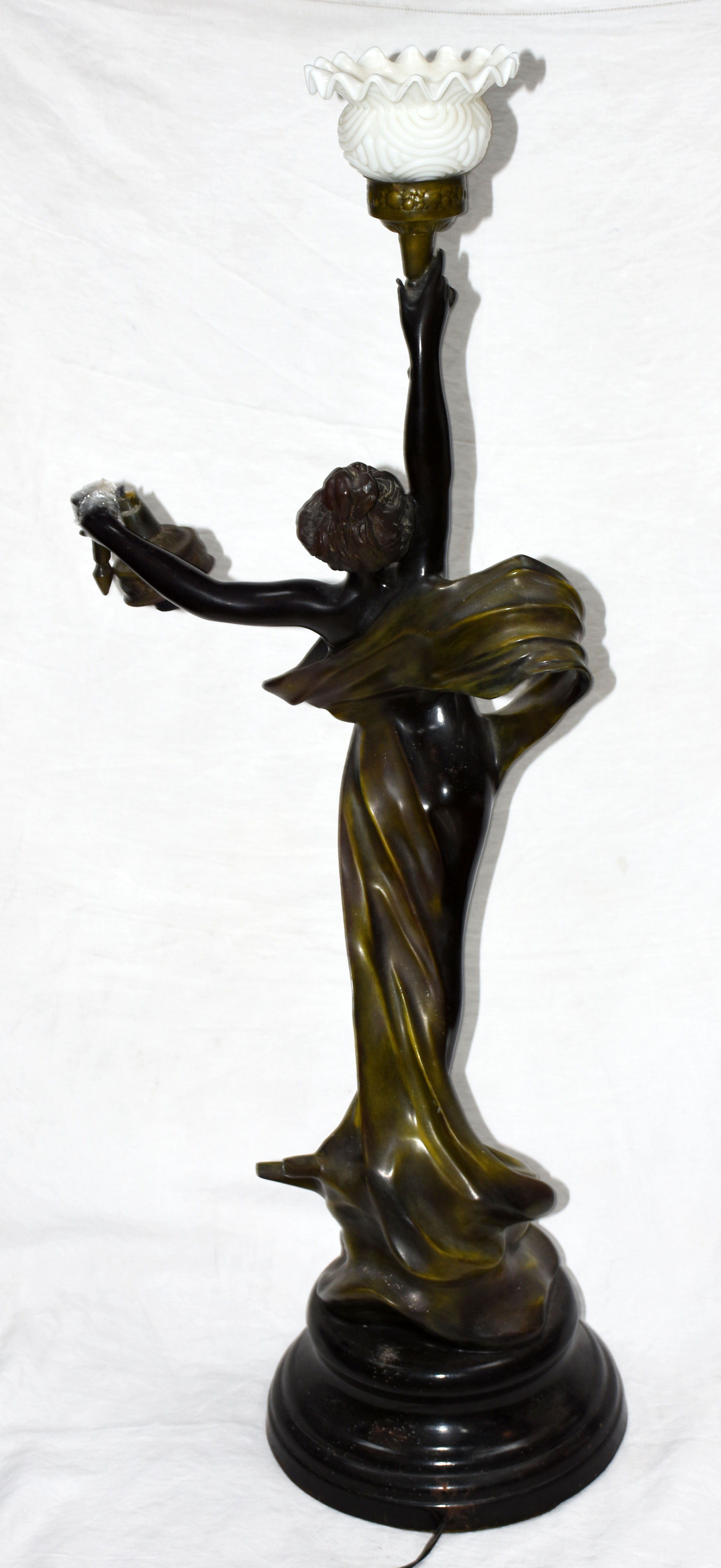 Luminária de petit bronze representando figura feminina segurando... - foto 5 de 5