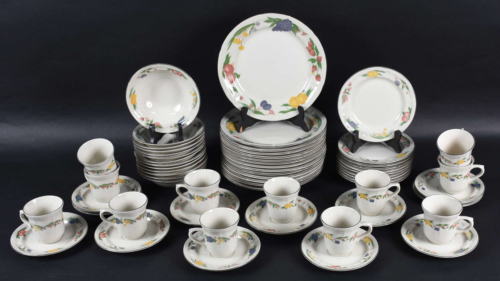 Aparelho de jantar de porcelana chinesa Gibson, composto de : 14... - foto 2 de 3