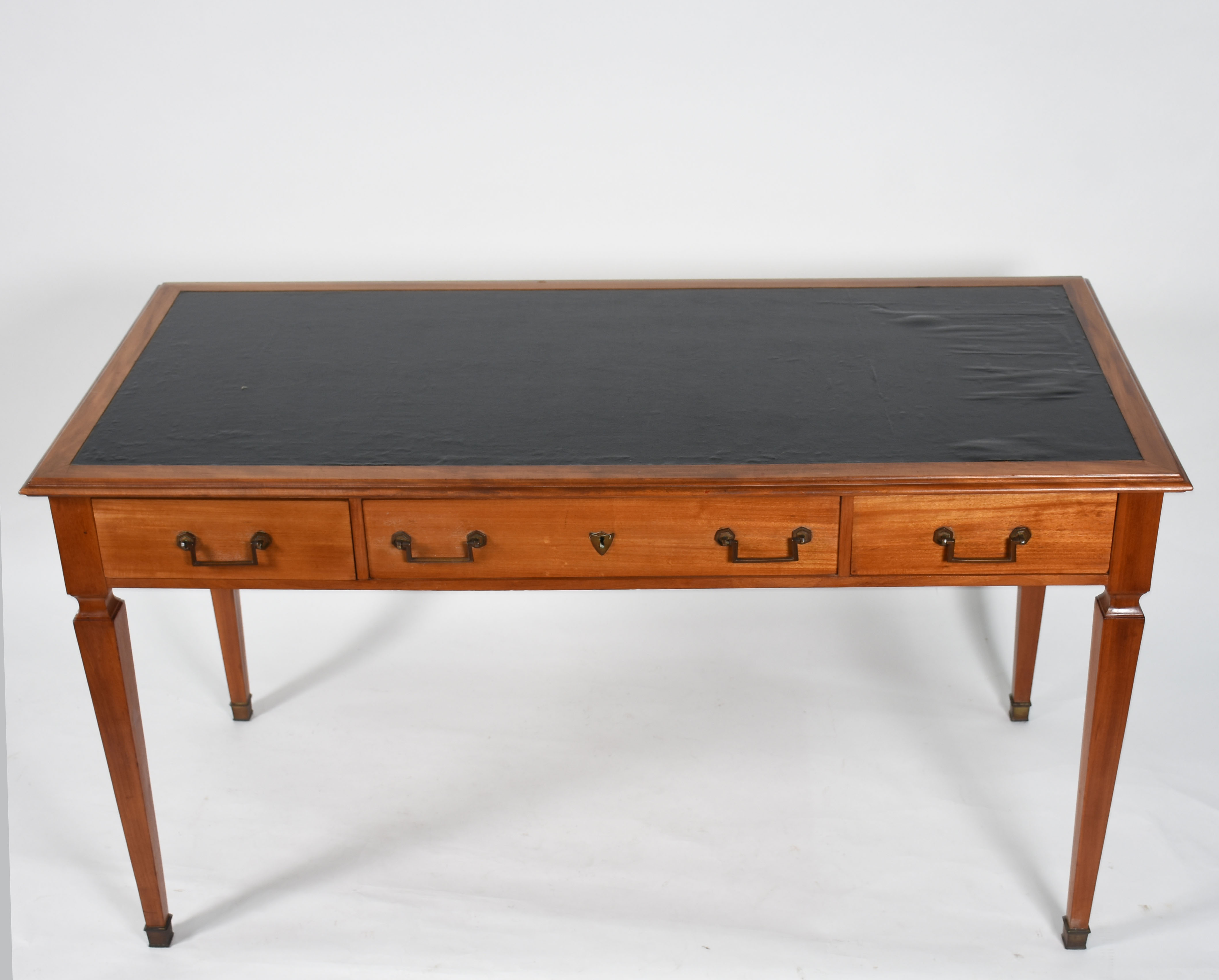 Mesa escrivaninha estilo Inglês, de madeira nobre com tampo de couro... - foto 1 de 4