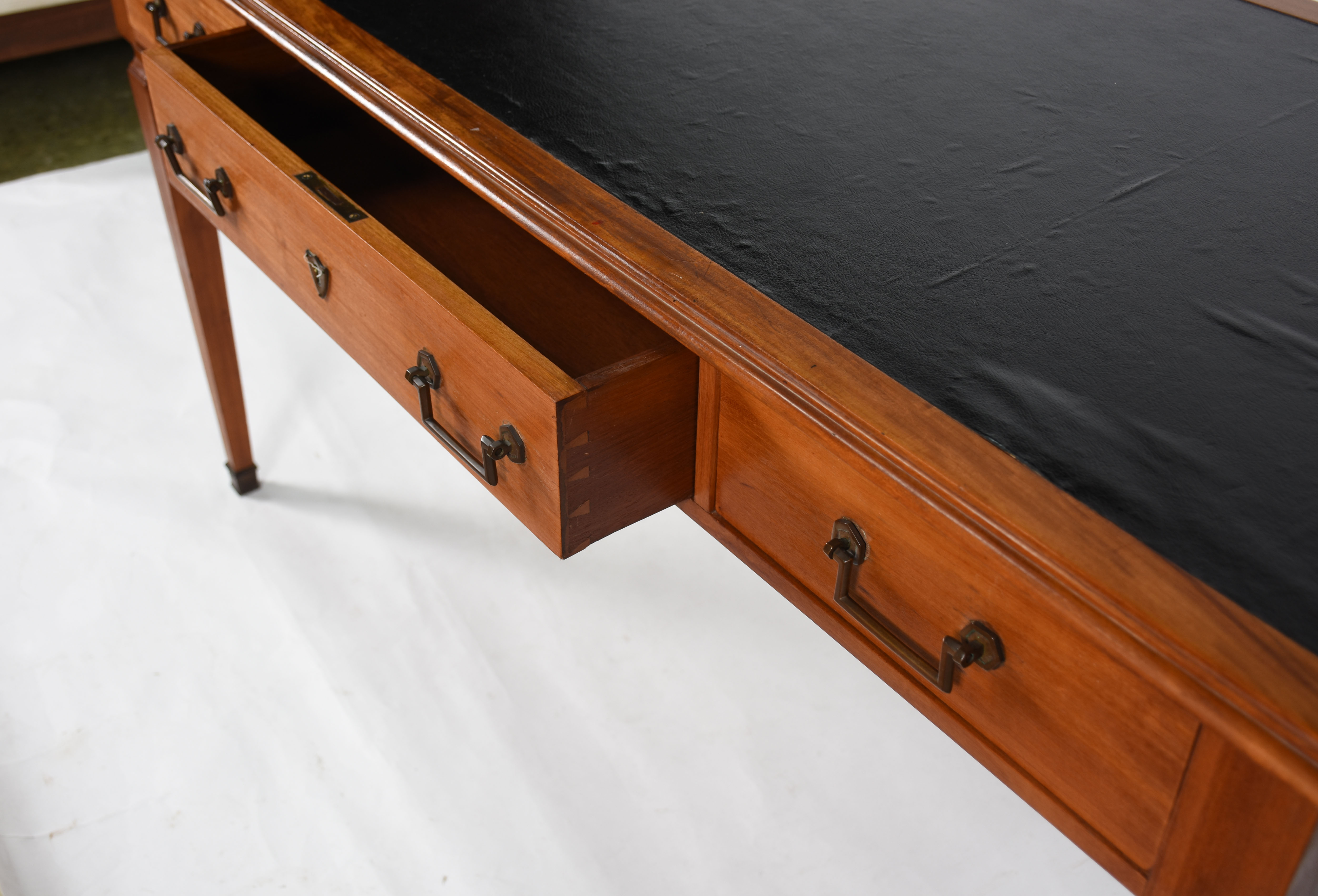 Mesa escrivaninha estilo Inglês, de madeira nobre com tampo de couro... - foto 3 de 4