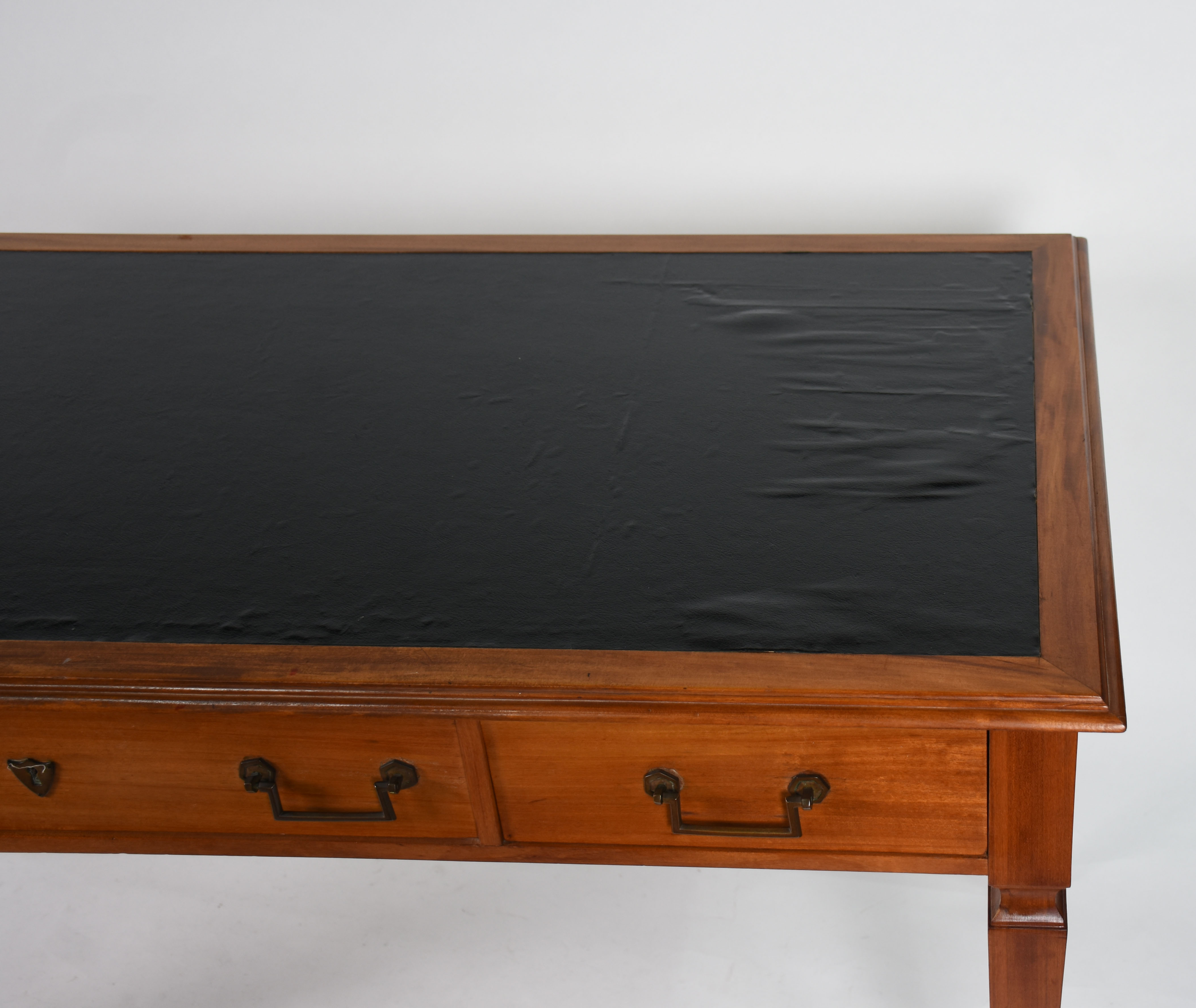 Mesa escrivaninha estilo Inglês, de madeira nobre com tampo de couro... - foto 4 de 4