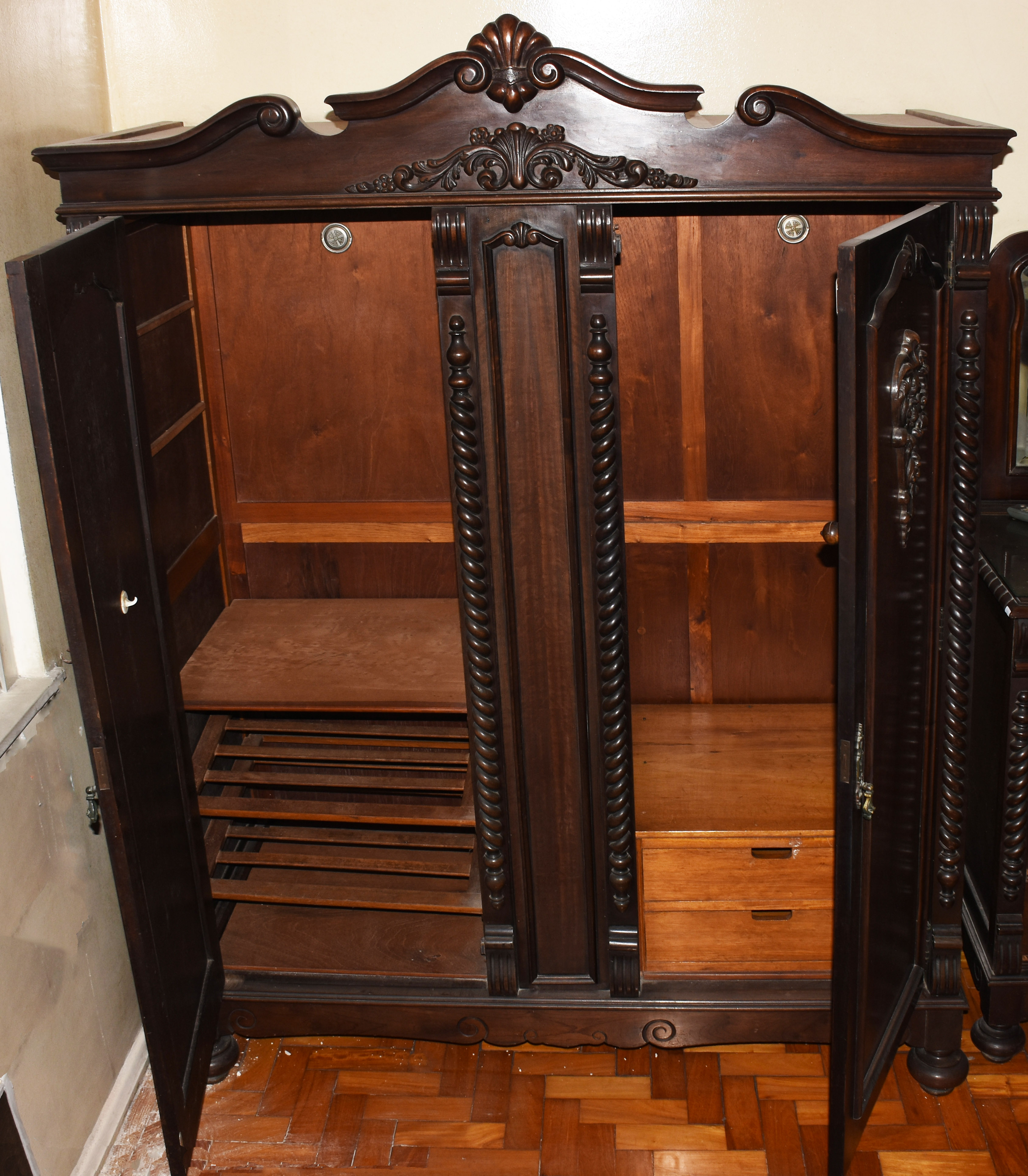 Armário de madeira nobre com 2 portas com entalhes e torneados... - foto 3 de 4