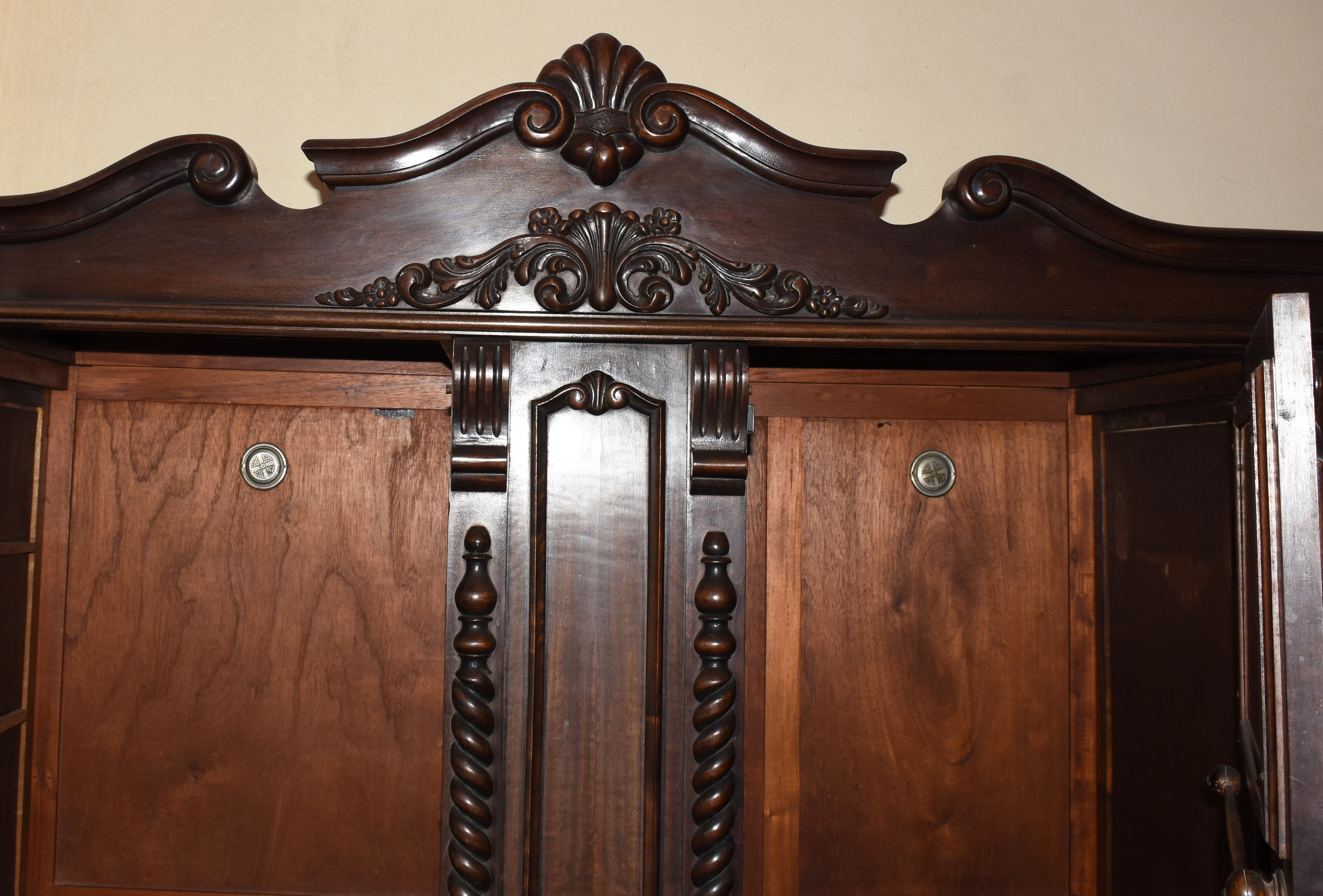 Armário de madeira nobre com 2 portas com entalhes e torneados... - foto 4 de 4