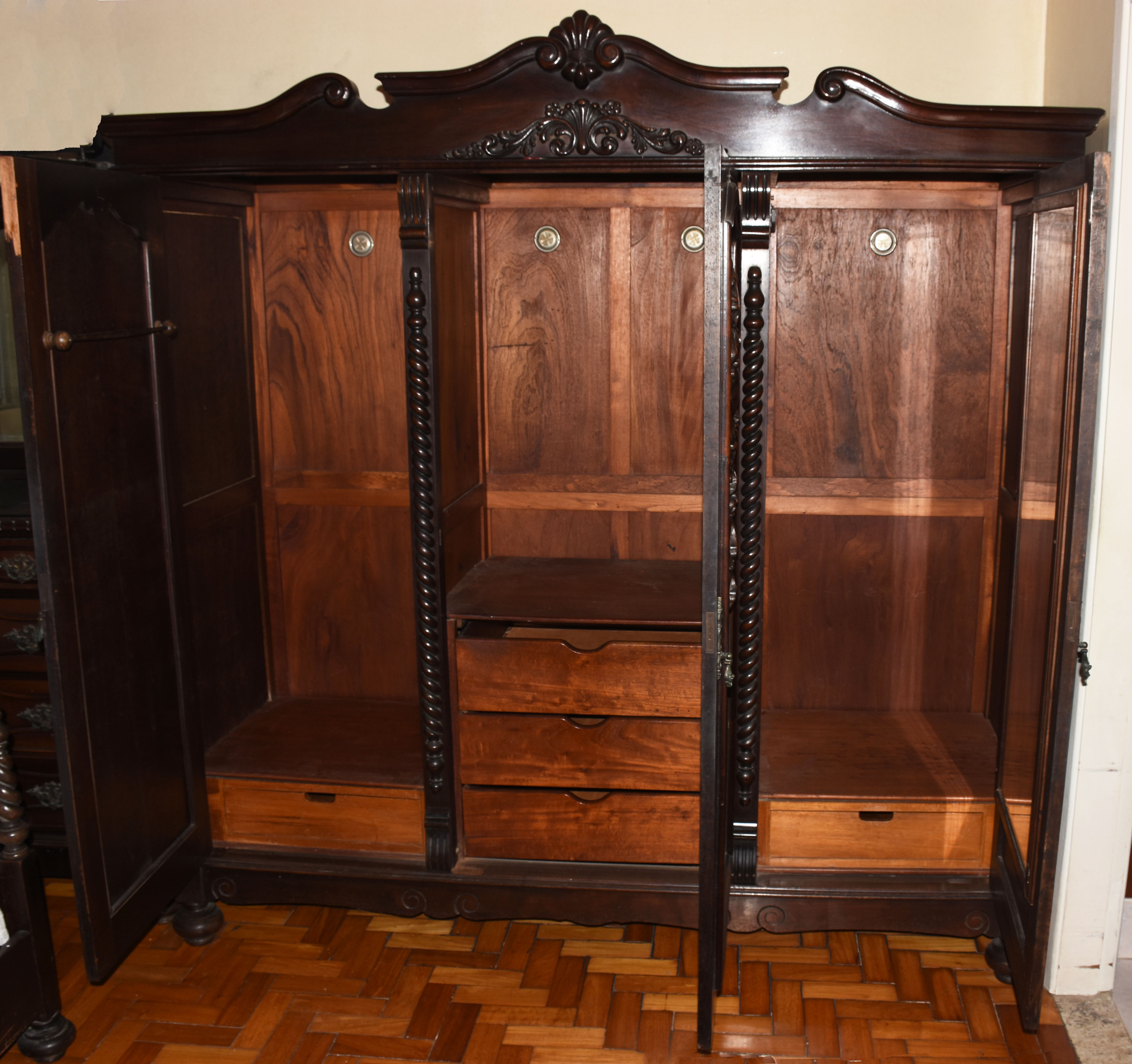 Armário de madeira nobre com 3 portas, detalhes entalhados e... - foto 3 de 5