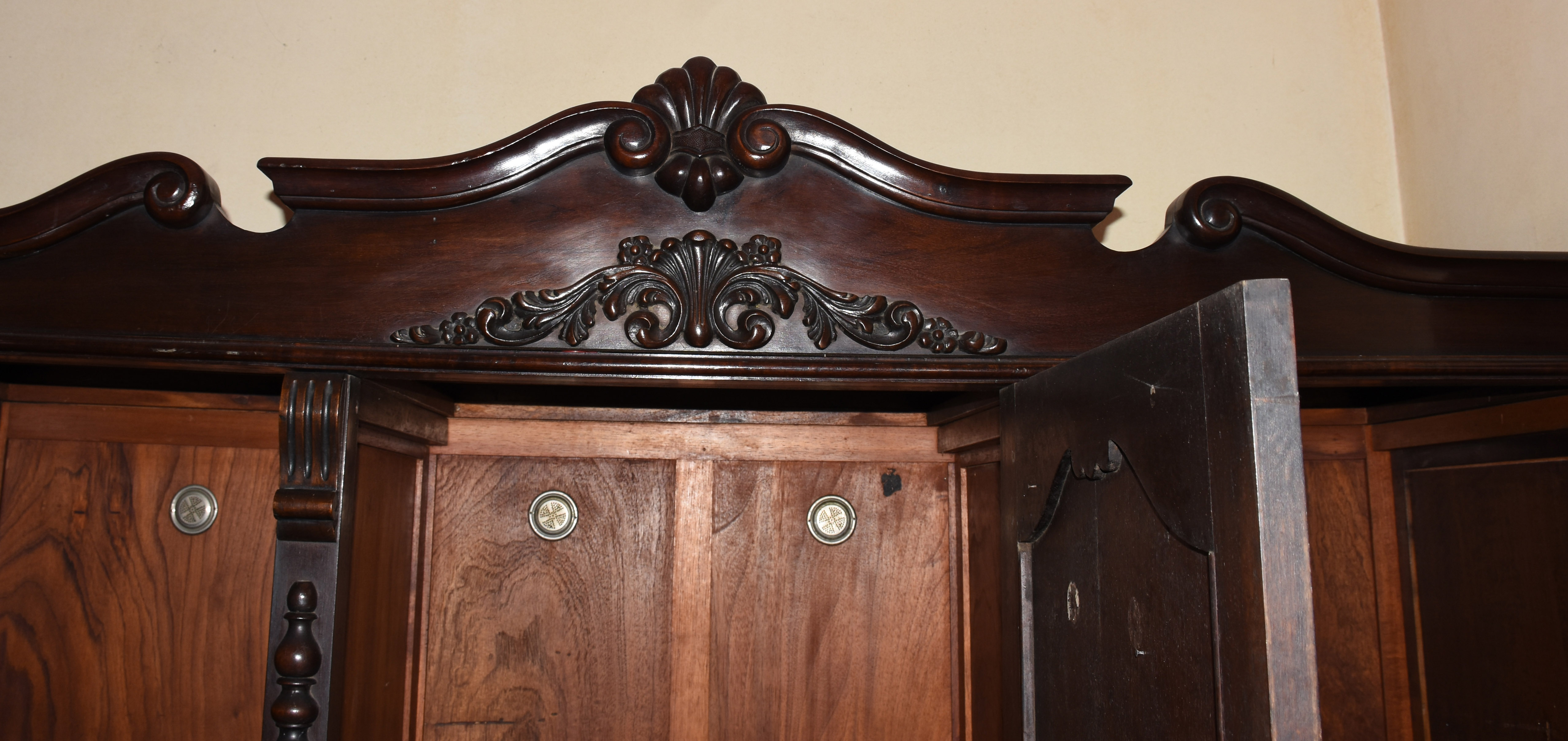 Armário de madeira nobre com 3 portas, detalhes entalhados e... - foto 4 de 5