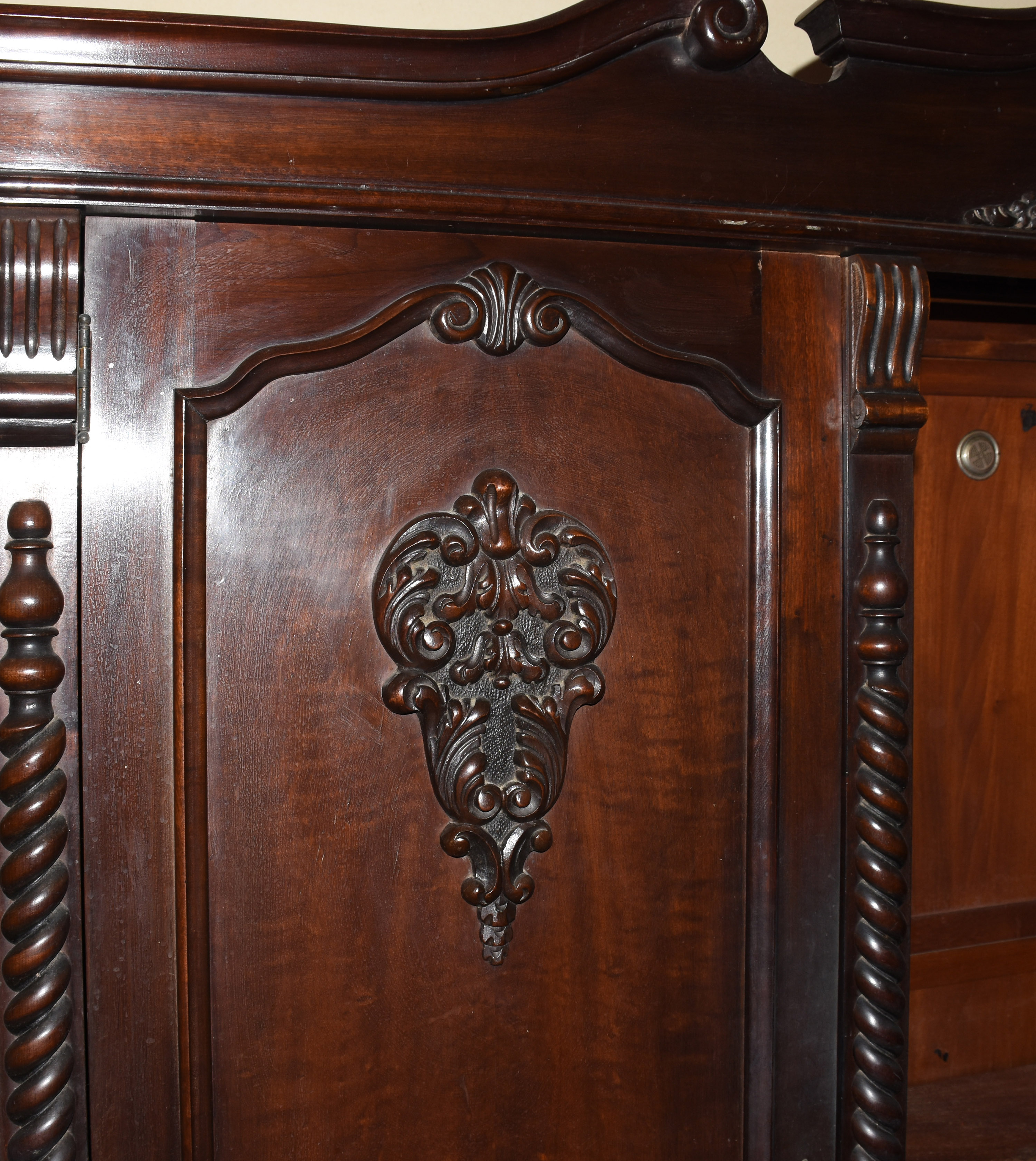 Armário de madeira nobre com 3 portas, detalhes entalhados e... - foto 5 de 5