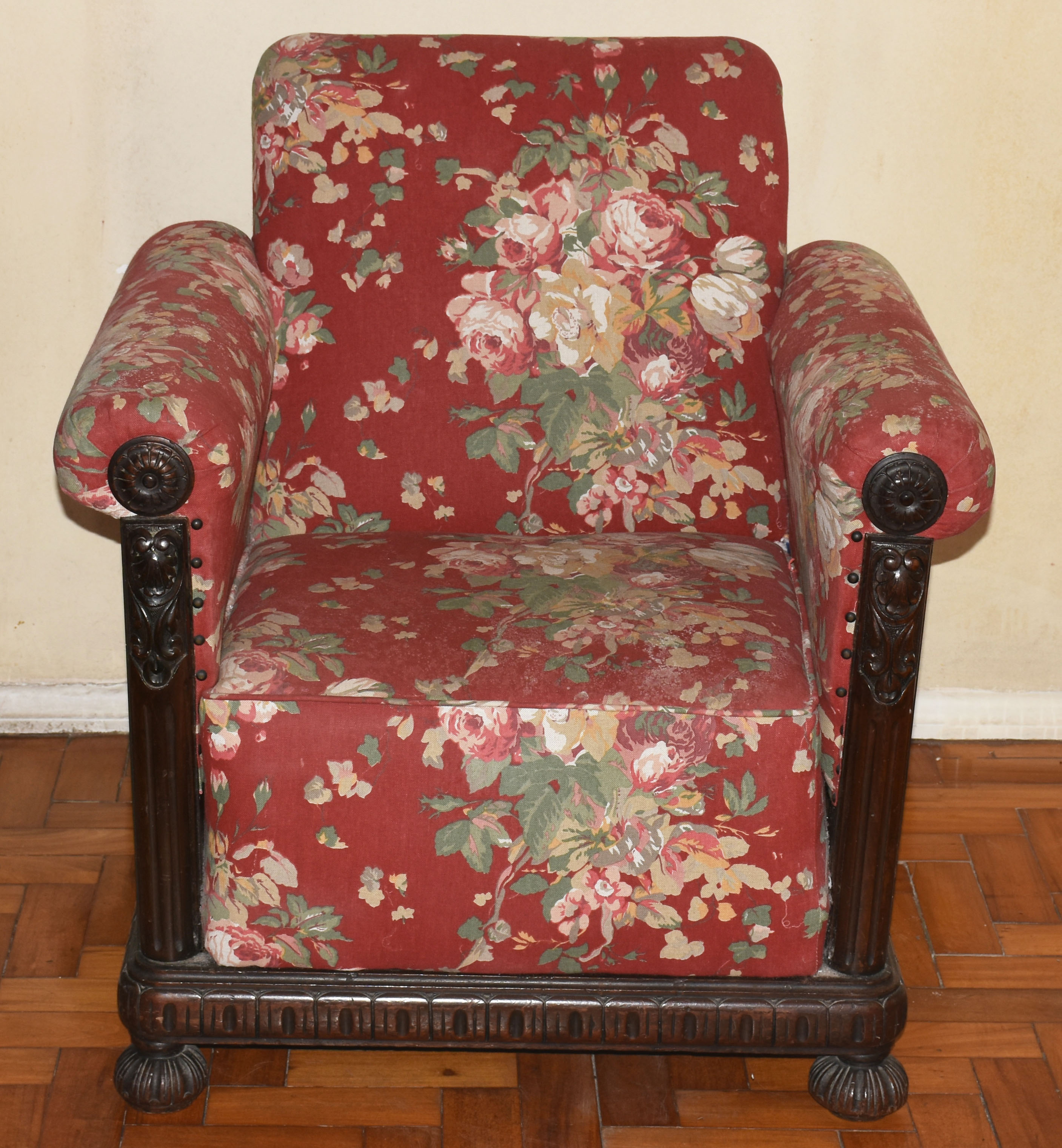 Poltrona de madeira nobre com estofamento floral. (Retirada em... - foto 3 de 4