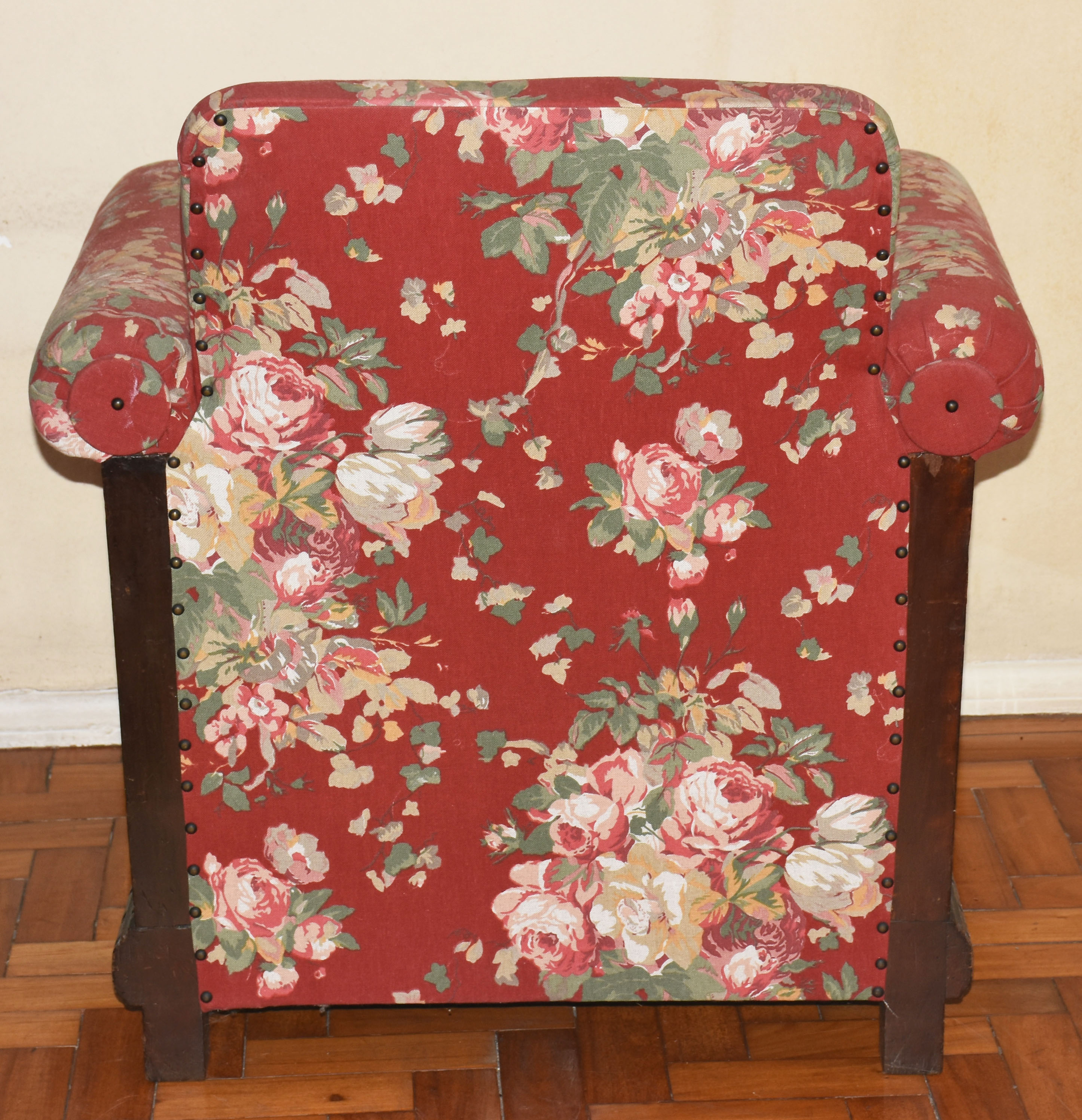 Poltrona de madeira nobre com estofamento floral. (Retirada em... - foto 4 de 4