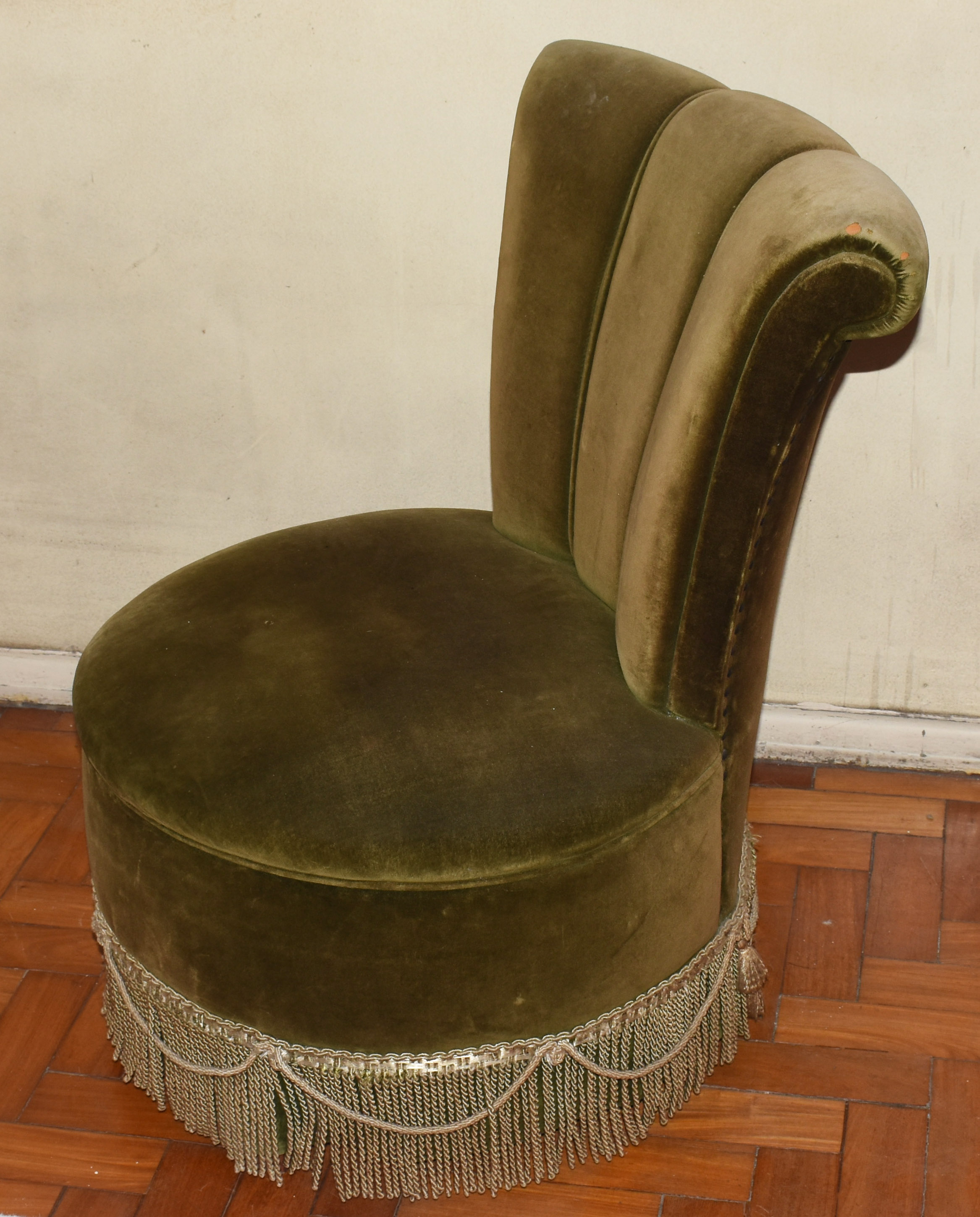 Poltrona "boneca" estofada e forrada com tecido na cor verde. (com... - foto 3 de 5