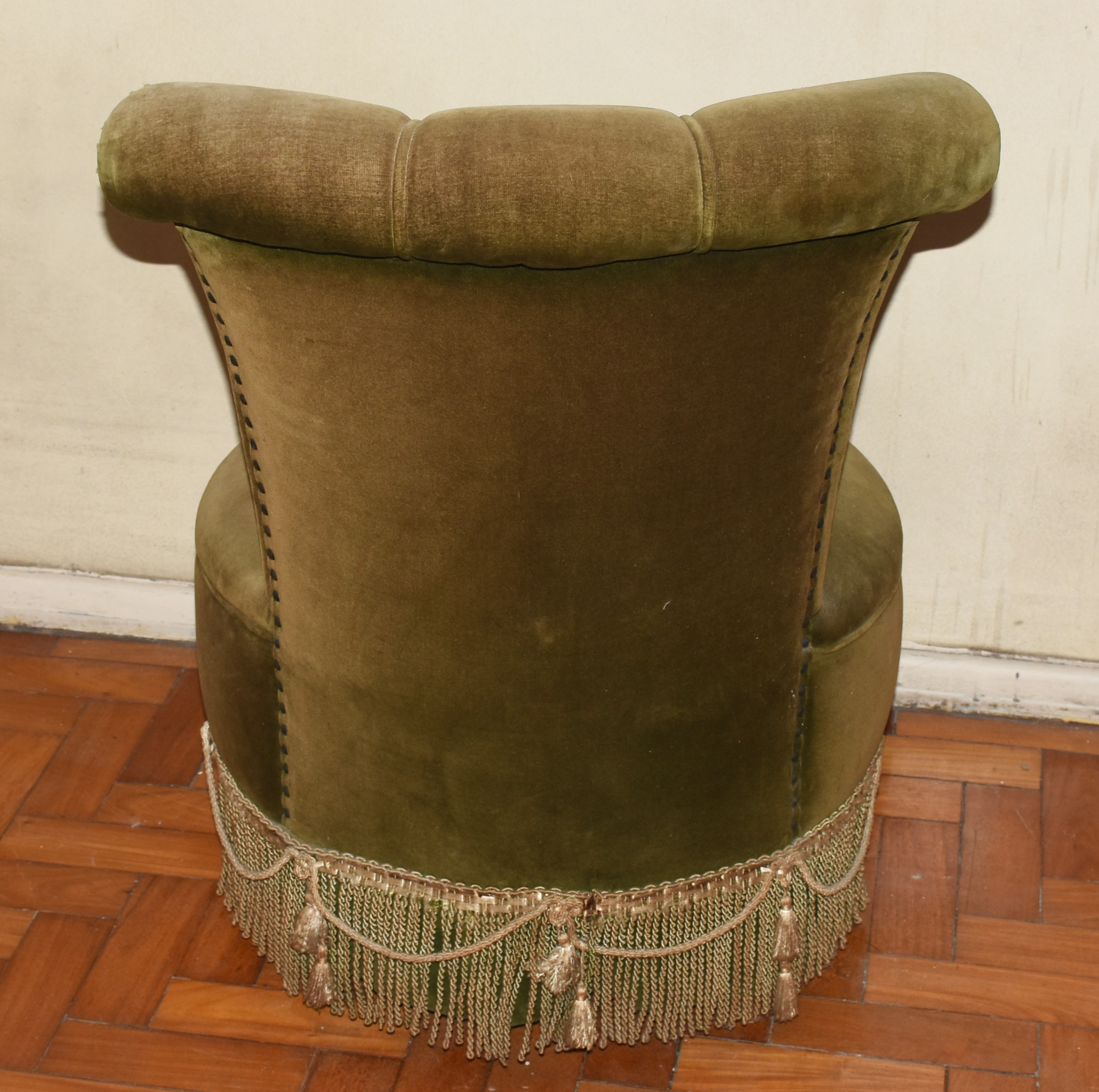 Poltrona "boneca" estofada e forrada com tecido na cor verde. (com... - foto 5 de 5