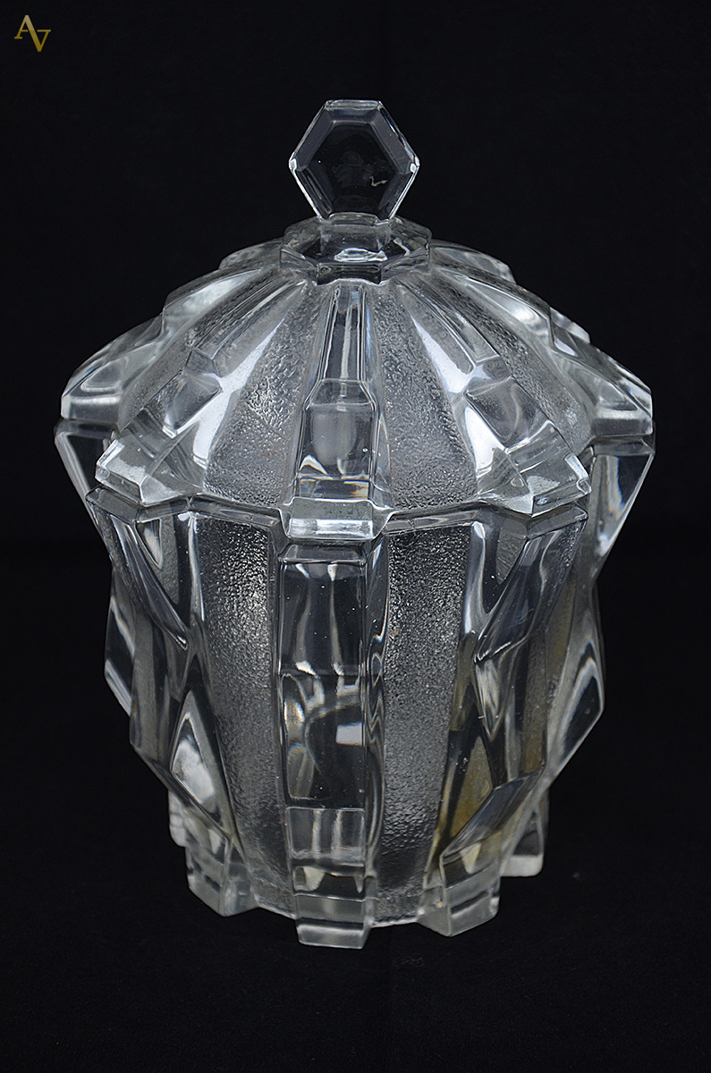 Compoteira de vidro trabalhado Art Deco. Altura 22,5 cm.