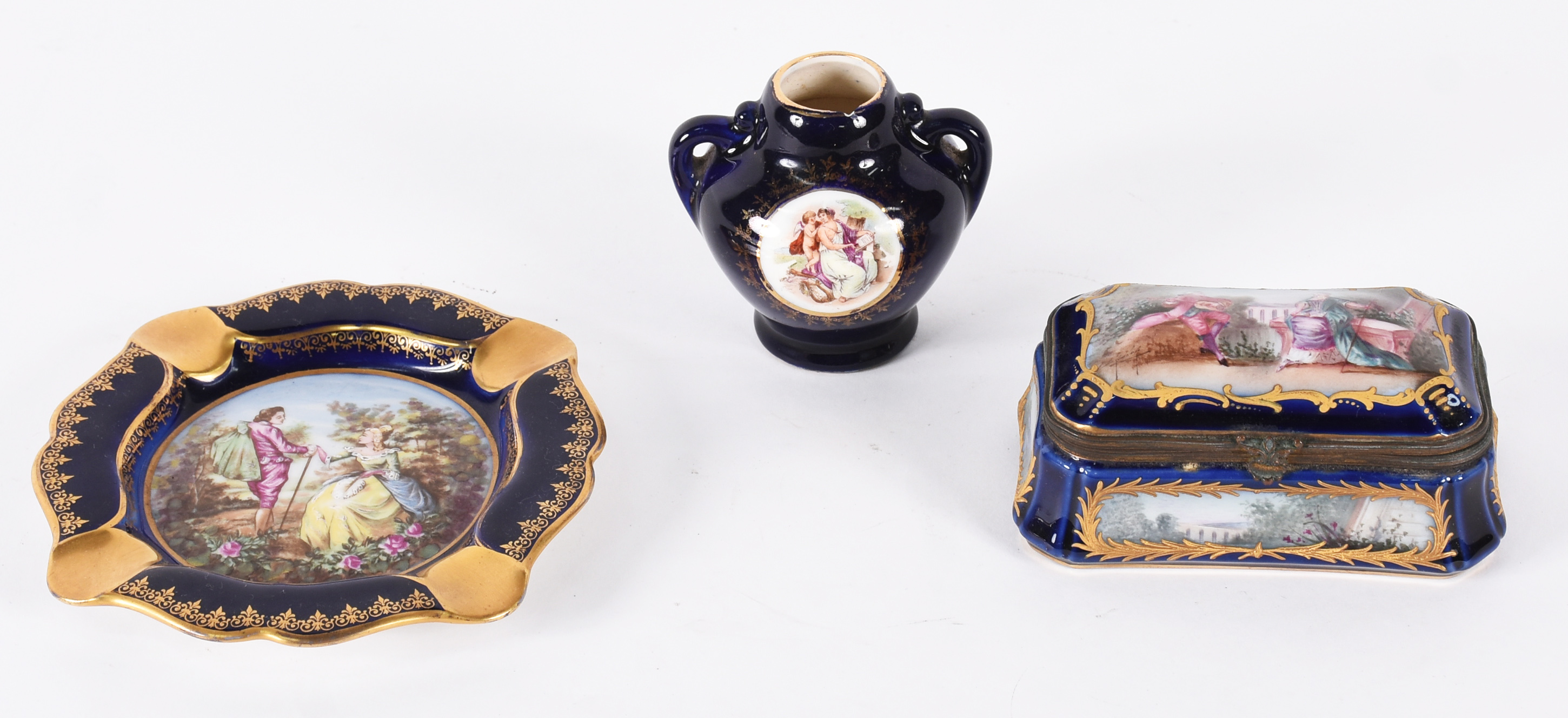 Três pequenas peças de porcelana francesa azul cobalto, sendo uma... - foto 1 de 7
