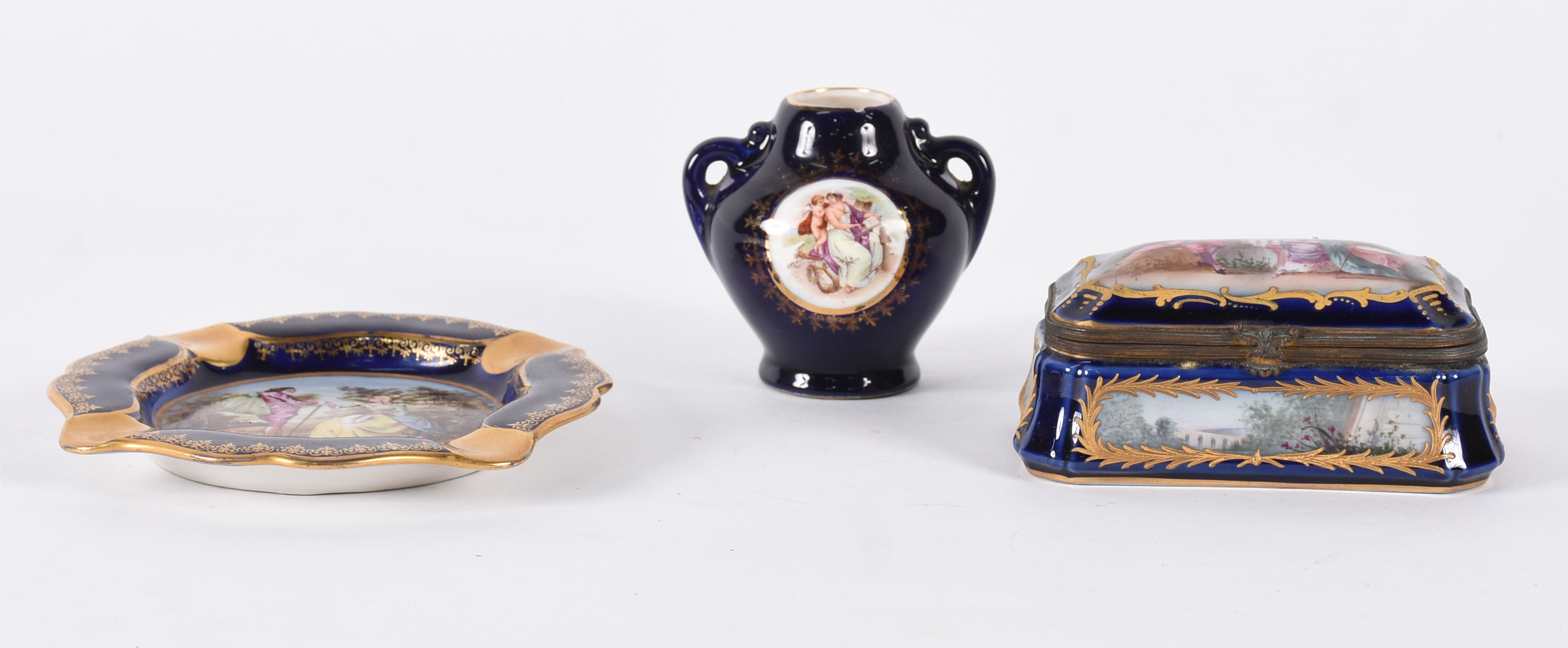 Três pequenas peças de porcelana francesa azul cobalto, sendo uma... - foto 2 de 7