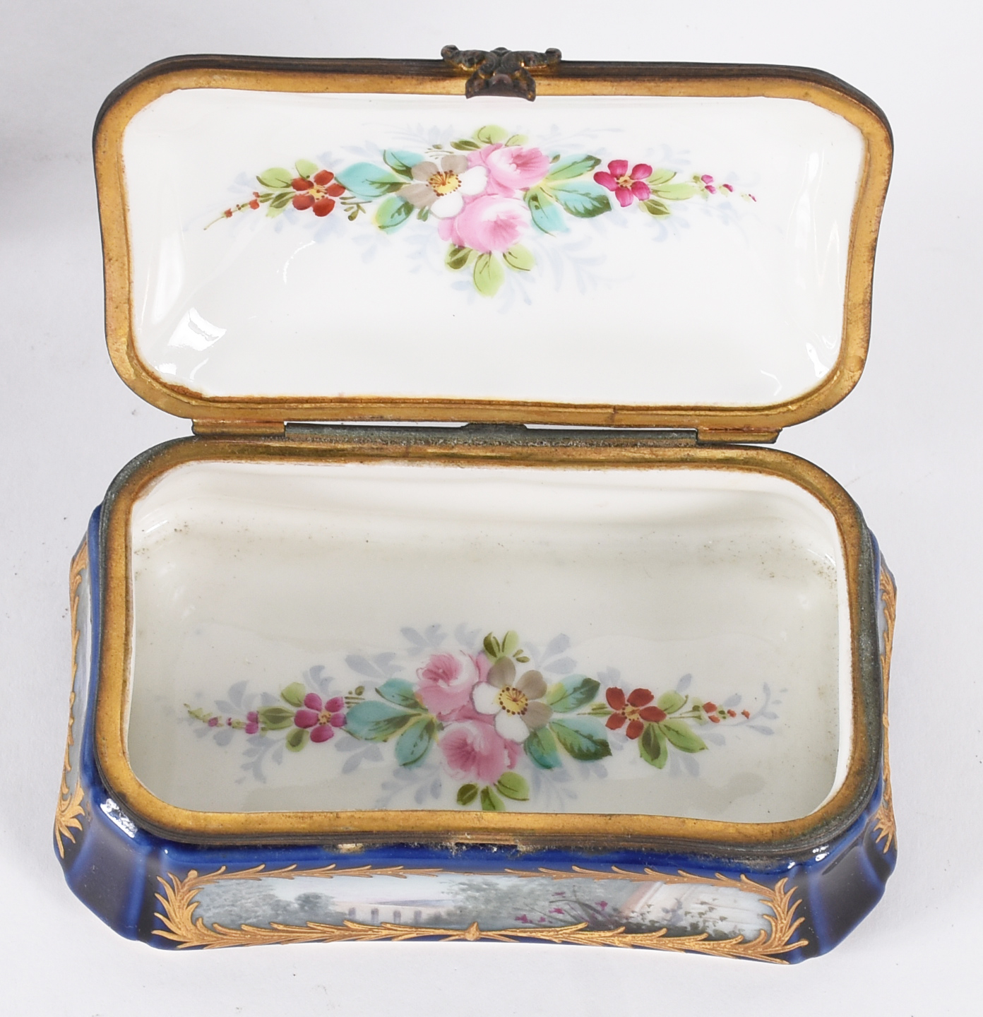 Três pequenas peças de porcelana francesa azul cobalto, sendo uma... - foto 3 de 7