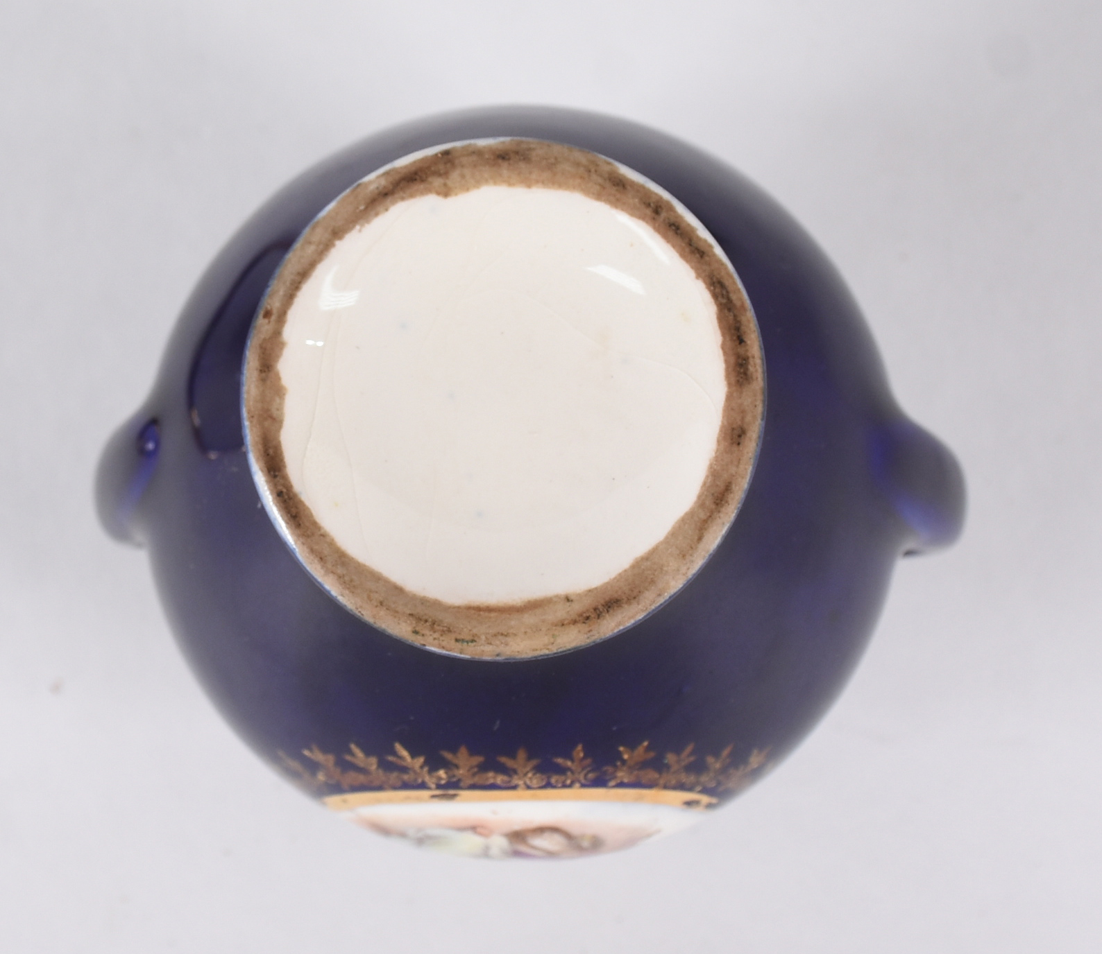 Três pequenas peças de porcelana francesa azul cobalto, sendo uma... - foto 6 de 7