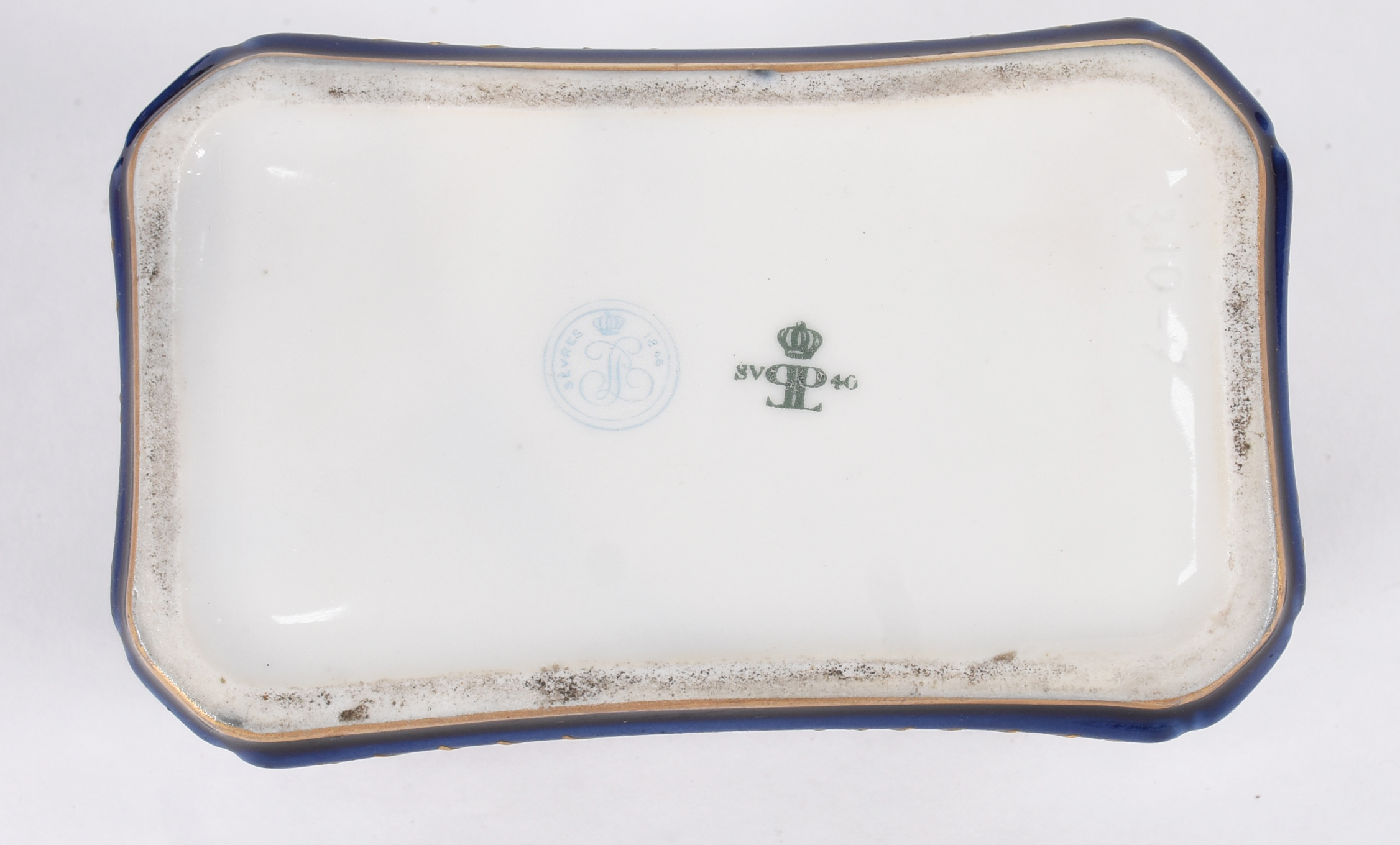 Três pequenas peças de porcelana francesa azul cobalto, sendo uma... - foto 7 de 7