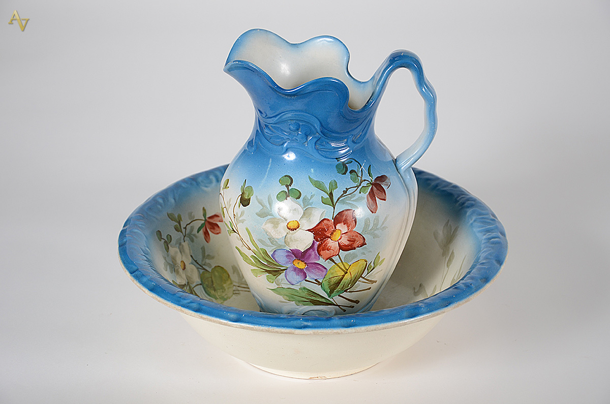 Jarro com bacia de faiança inglesa. Altura jarro 29 cm e bacia 38 cm...