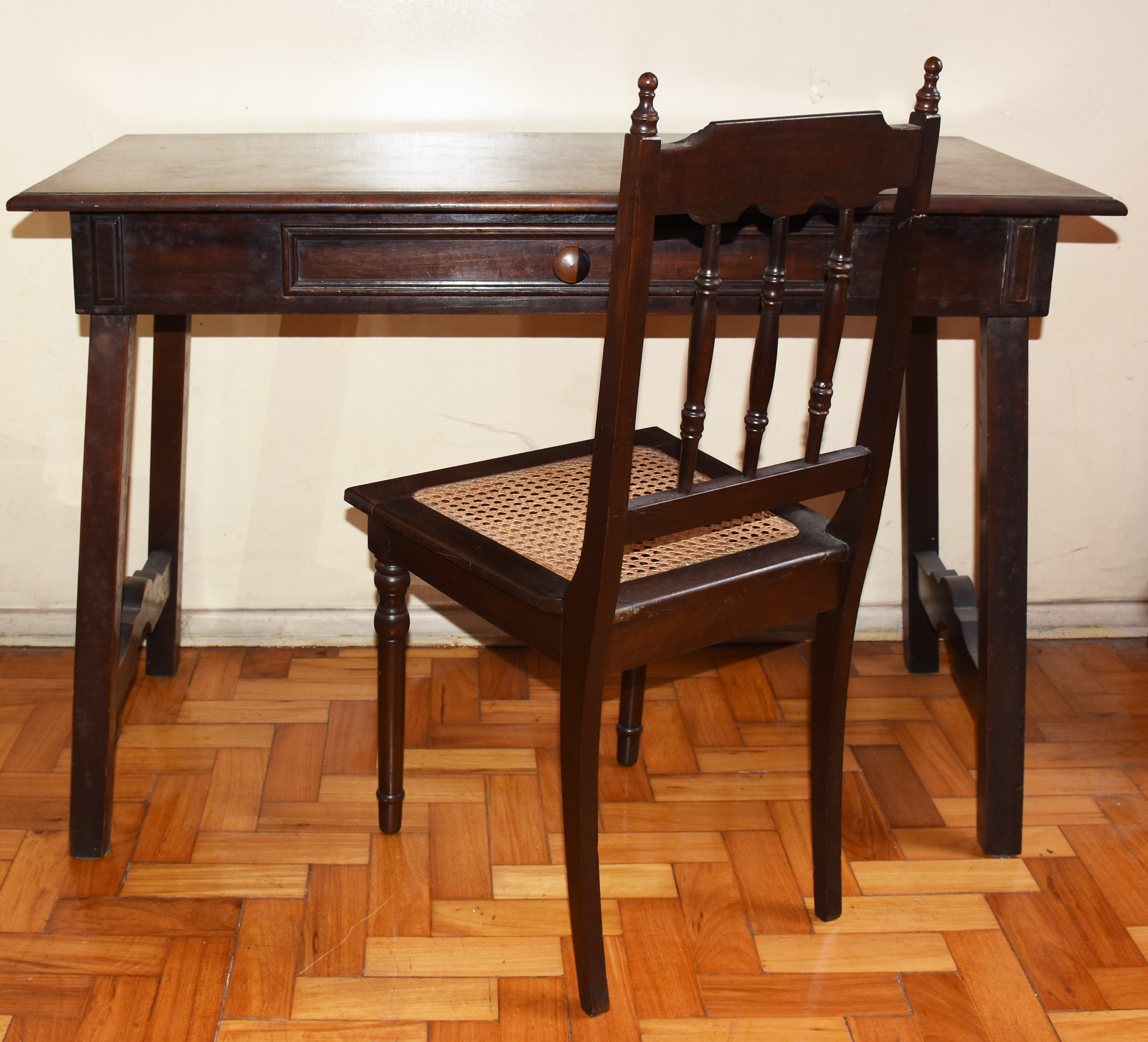 Mesa de escritório de madeira nobre com uma gaveta, acompanha cadeira... - foto 3 de 3