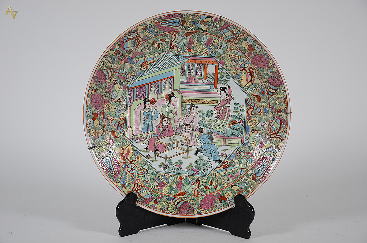 Medalhão de porcelana oriental policromado, diâmetro 46 cm. - foto 1 de 2