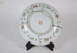 Medalhão de porcelana oriental policromado, diâ... - Medalhão de porcelana oriental policromado, diâmetro 46 cm.