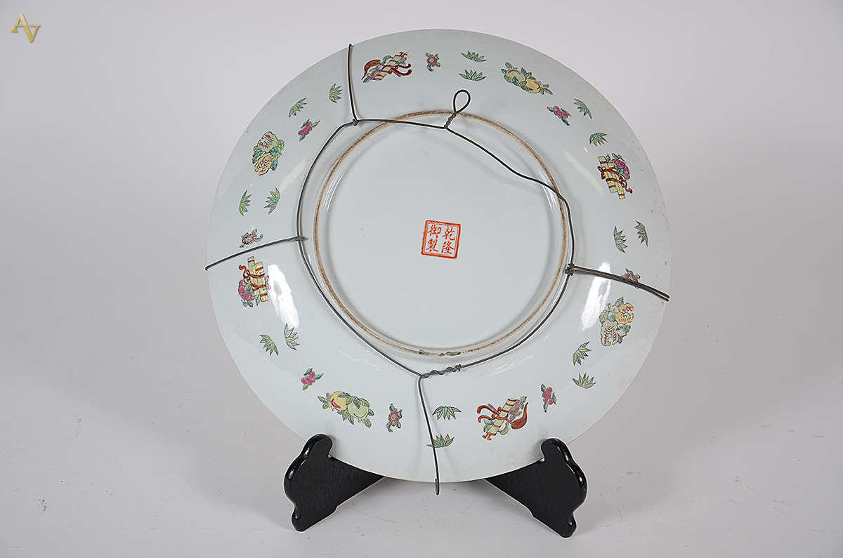 Medalhão de porcelana oriental policromado, diâmetro 46 cm. - foto 2 de 2