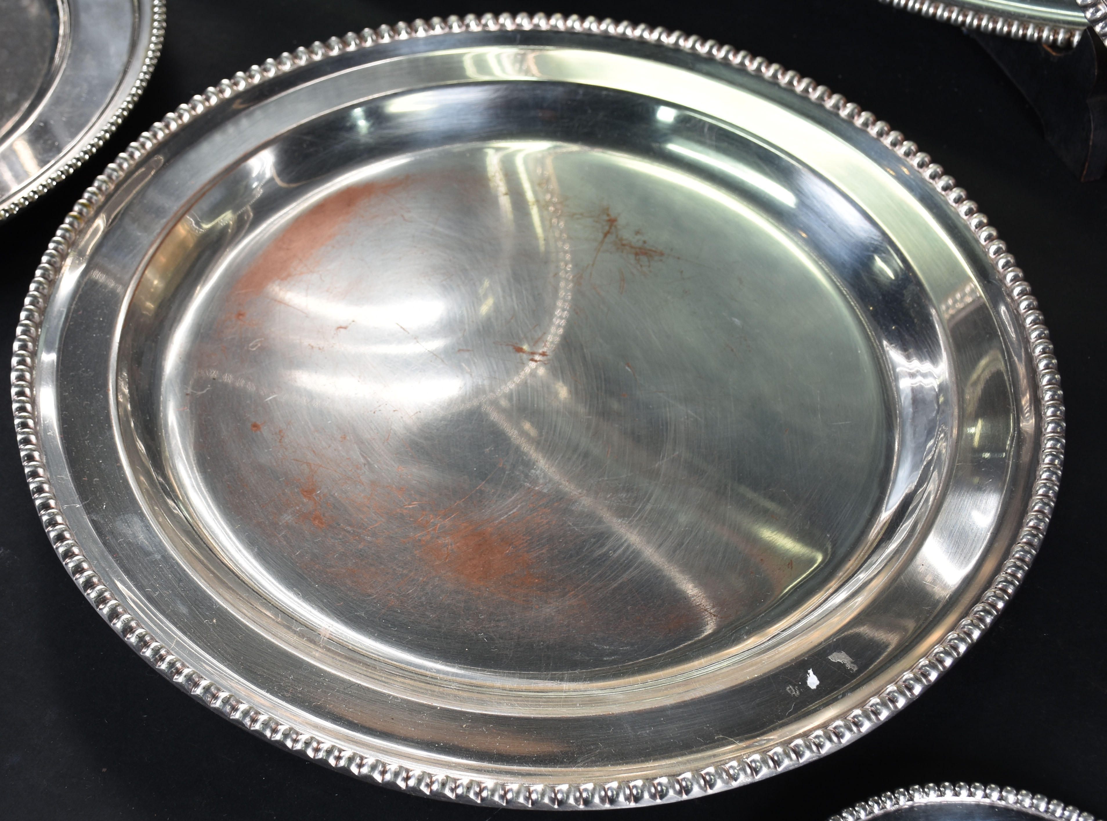 Baixela de jantar de metal prateado, borda perolada, composto de 4... - foto 4 de 4