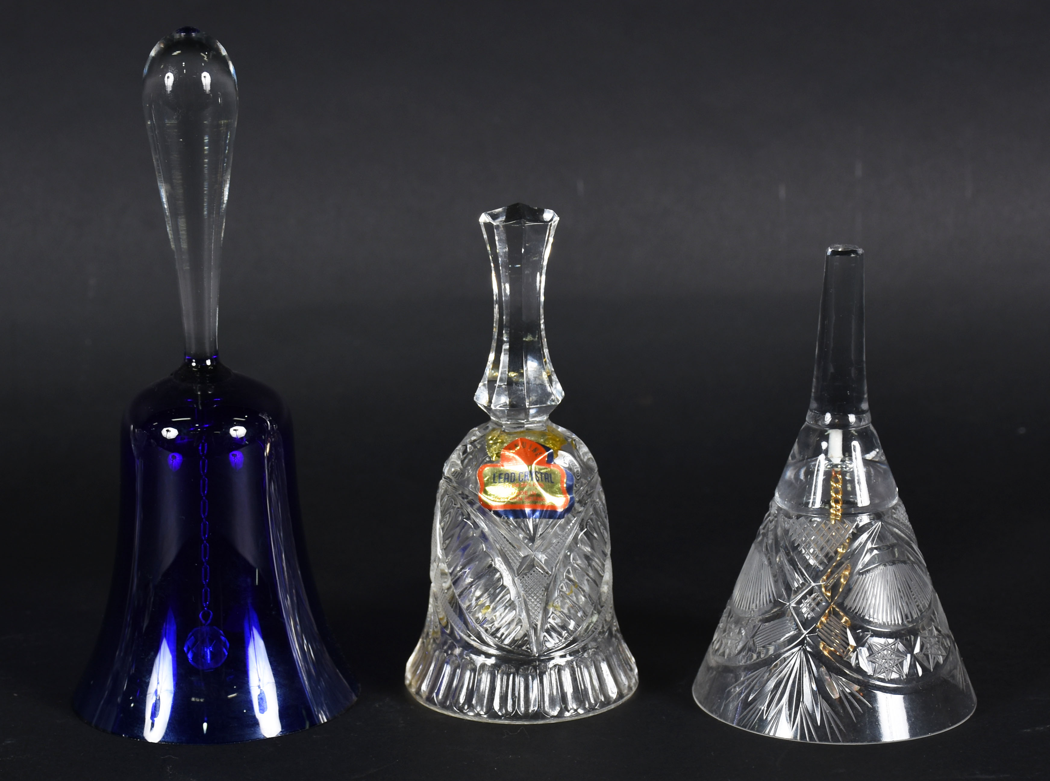 Nove peças sendo: 3 bowls de cristal amarelo , 3 bowls de cristal e 3... - foto 6 de 7