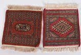 Tapete Pakistan (1101),  - Dois pequenos tapetes pakistan para cima de móvel.