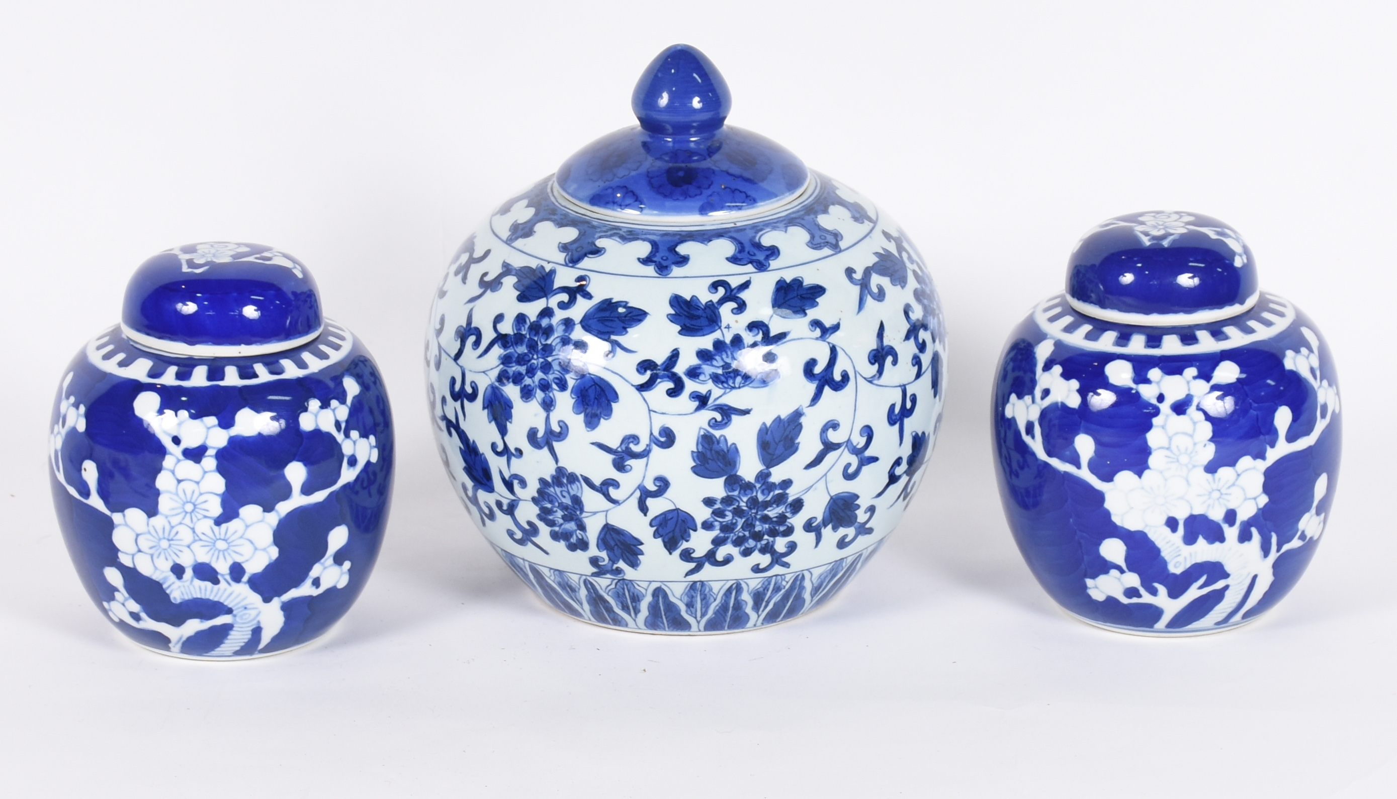 Três potiches de porcelana oriental azul e branco - foto 1 de 6