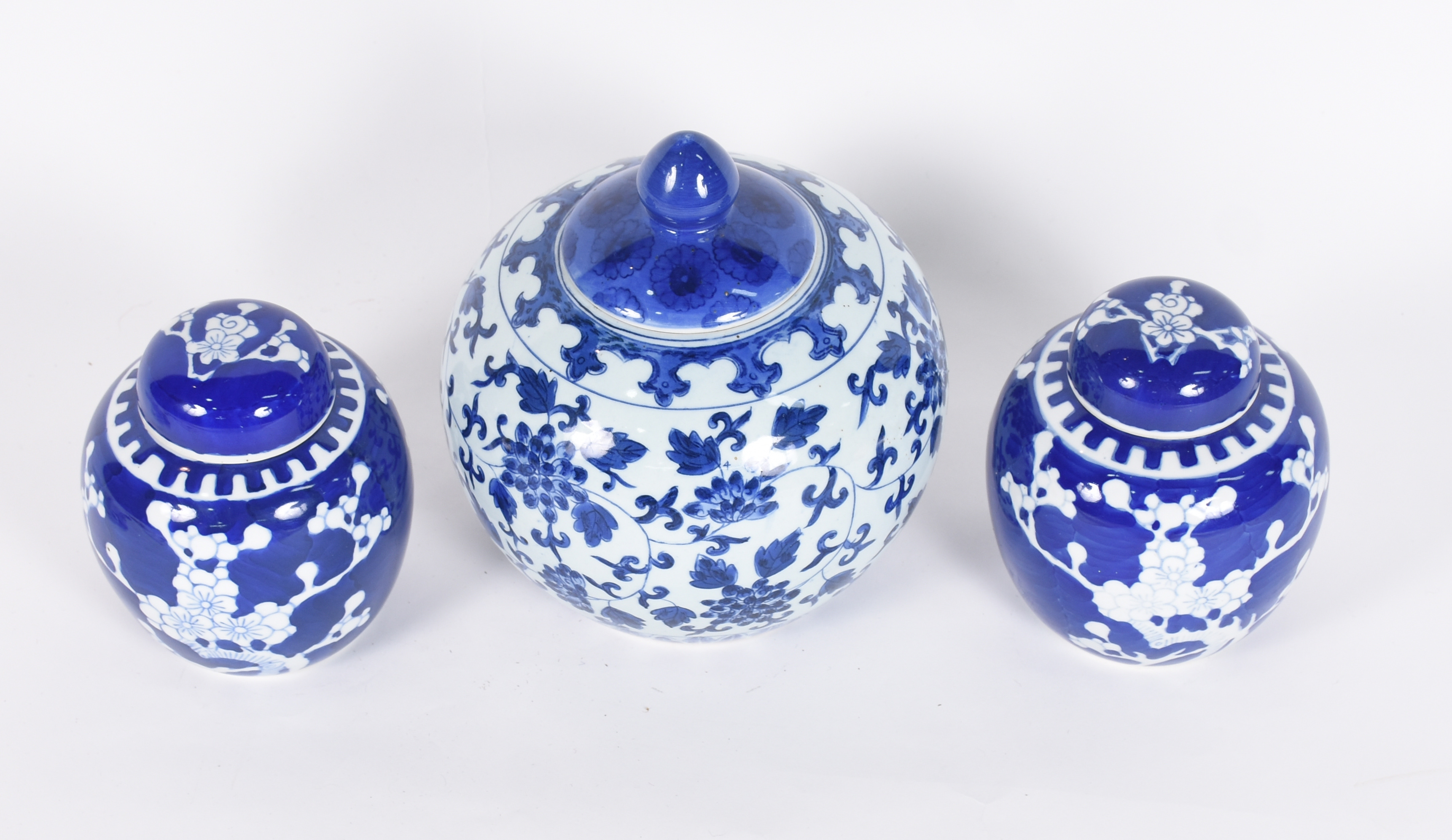 Três potiches de porcelana oriental azul e branco - foto 2 de 6