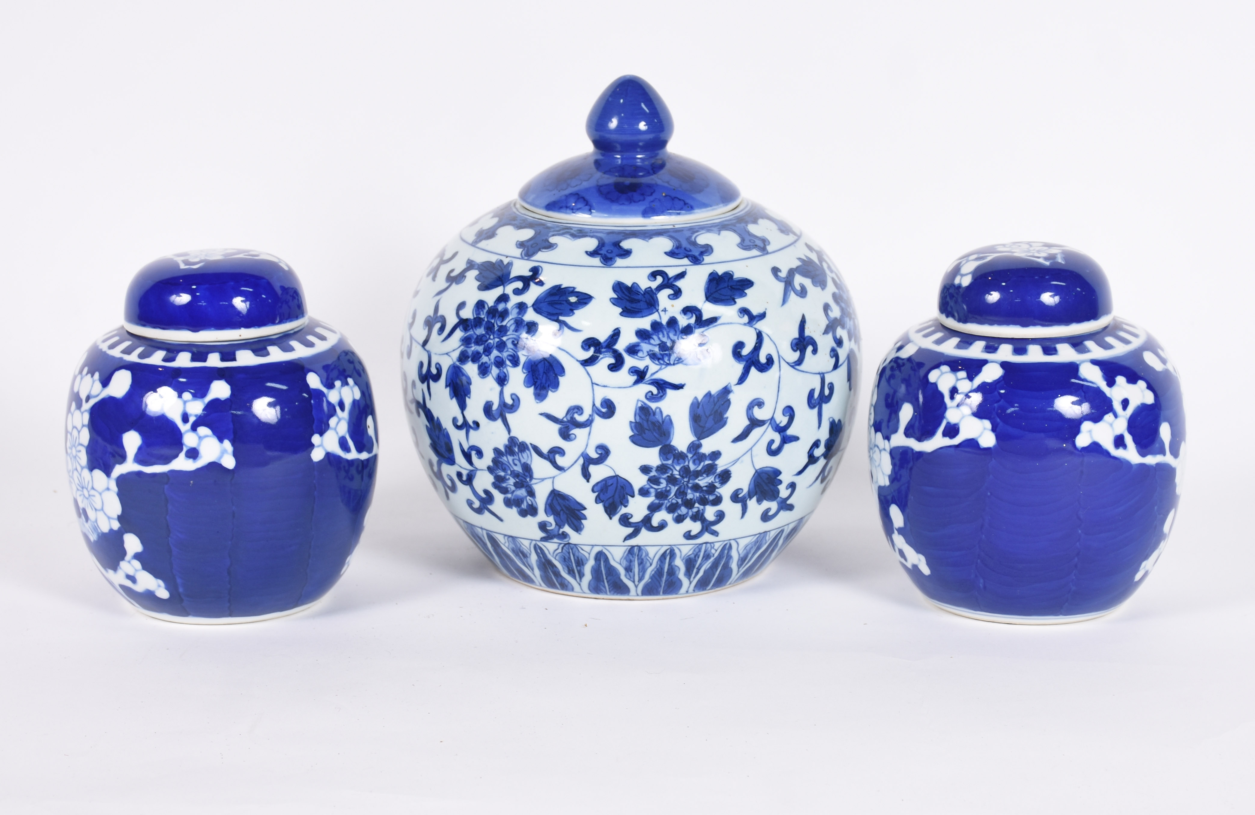 Três potiches de porcelana oriental azul e branco - foto 3 de 6