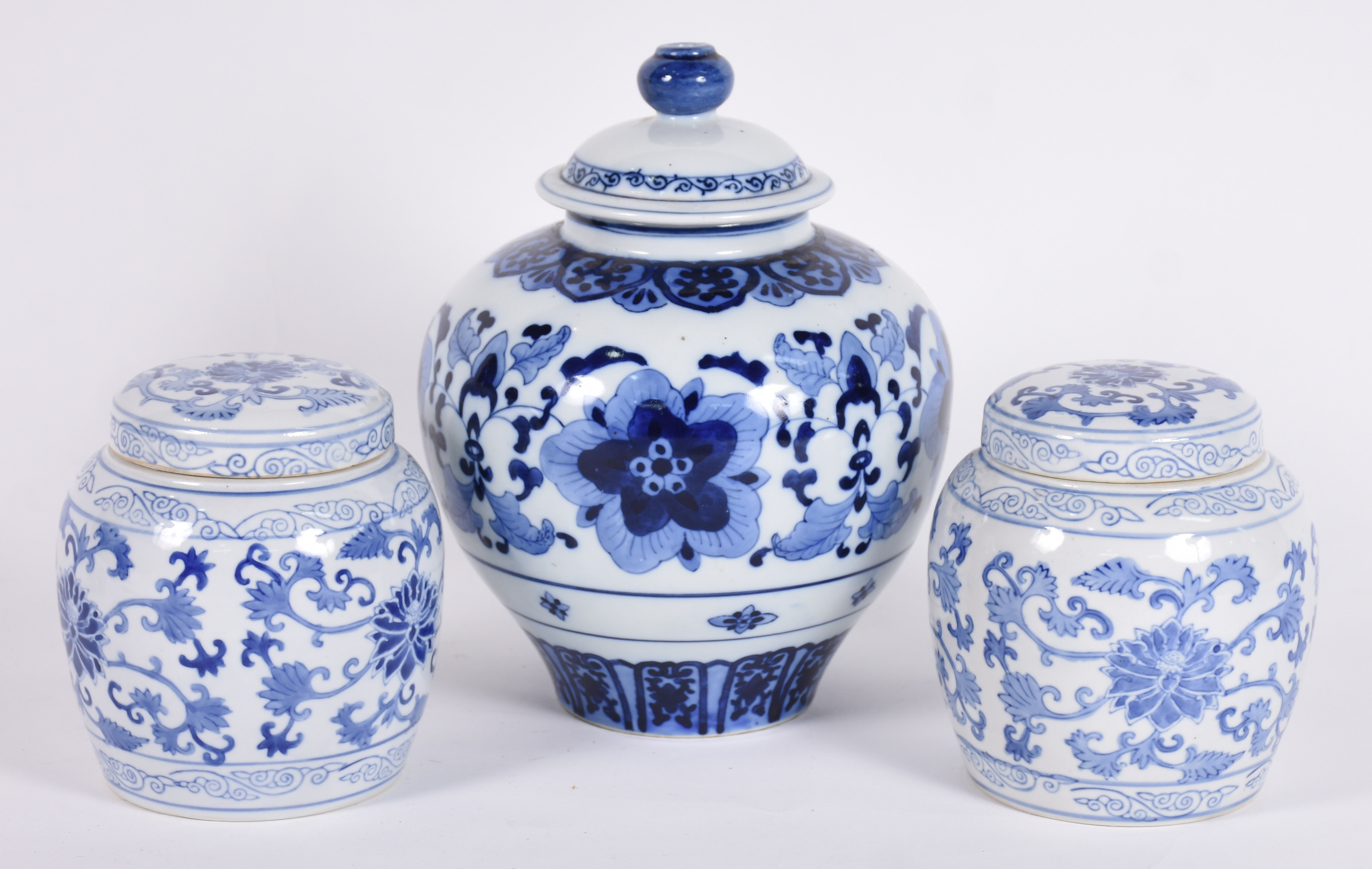Três potiches de porcelana oriental azul e branca, um com furo para... - foto 1 de 5