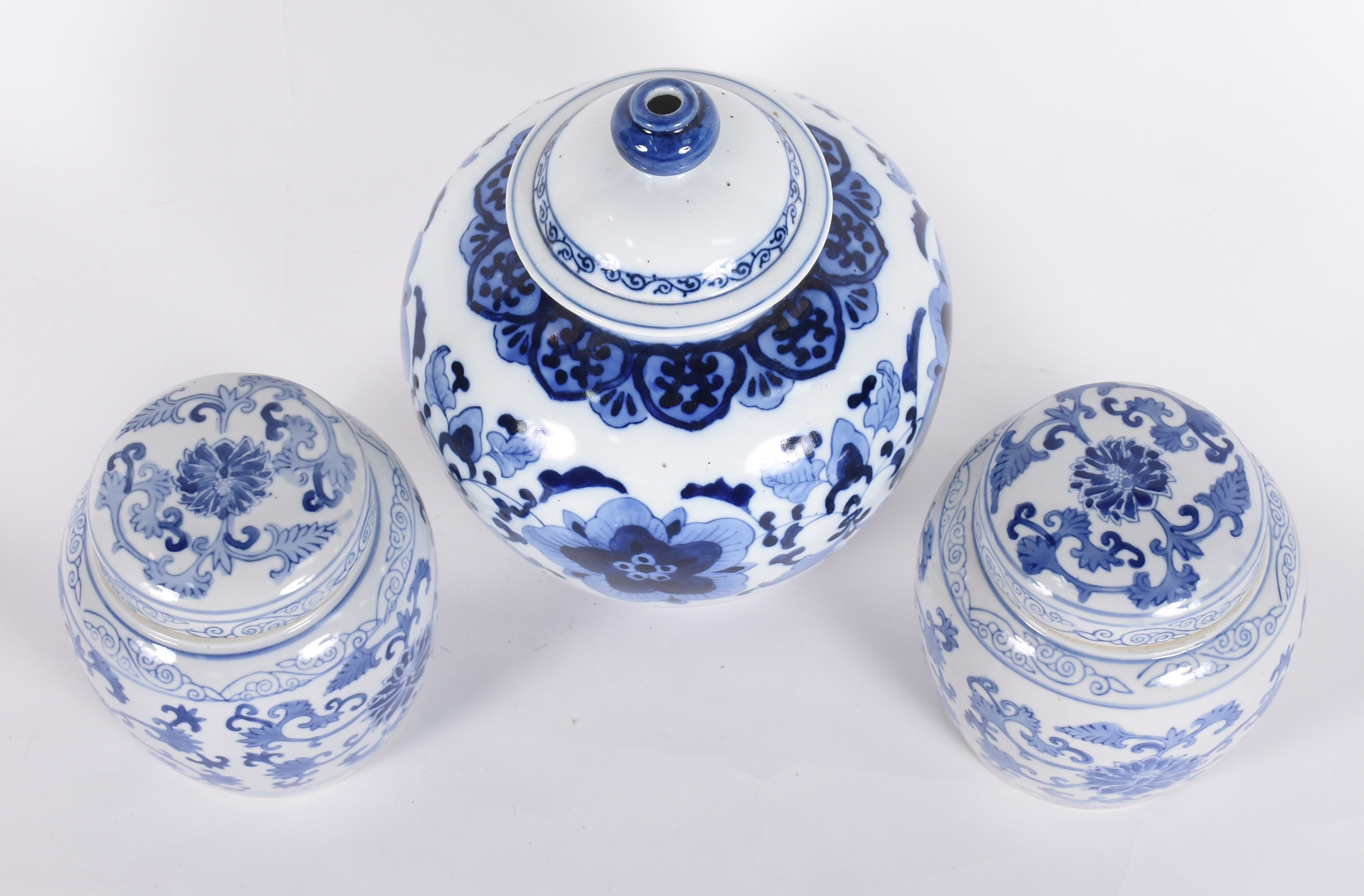 Três potiches de porcelana oriental azul e branca, um com furo para... - foto 2 de 5