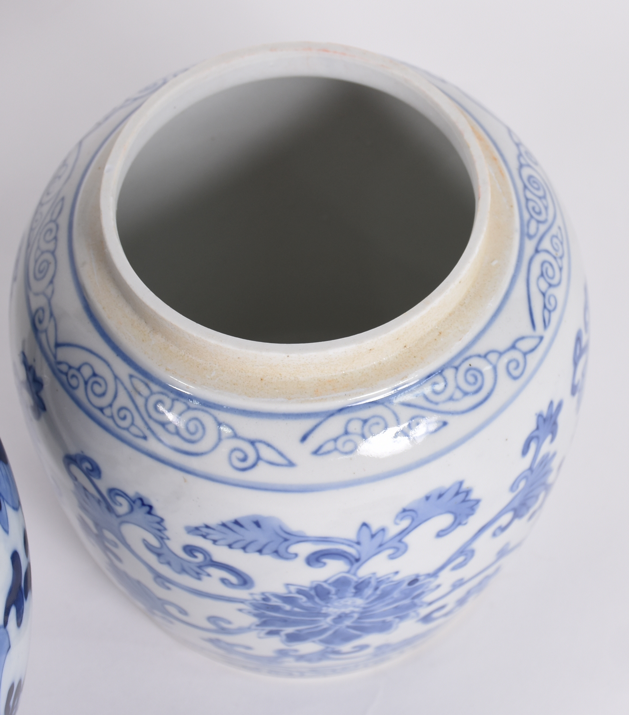 Três potiches de porcelana oriental azul e branca, um com furo para... - foto 3 de 5