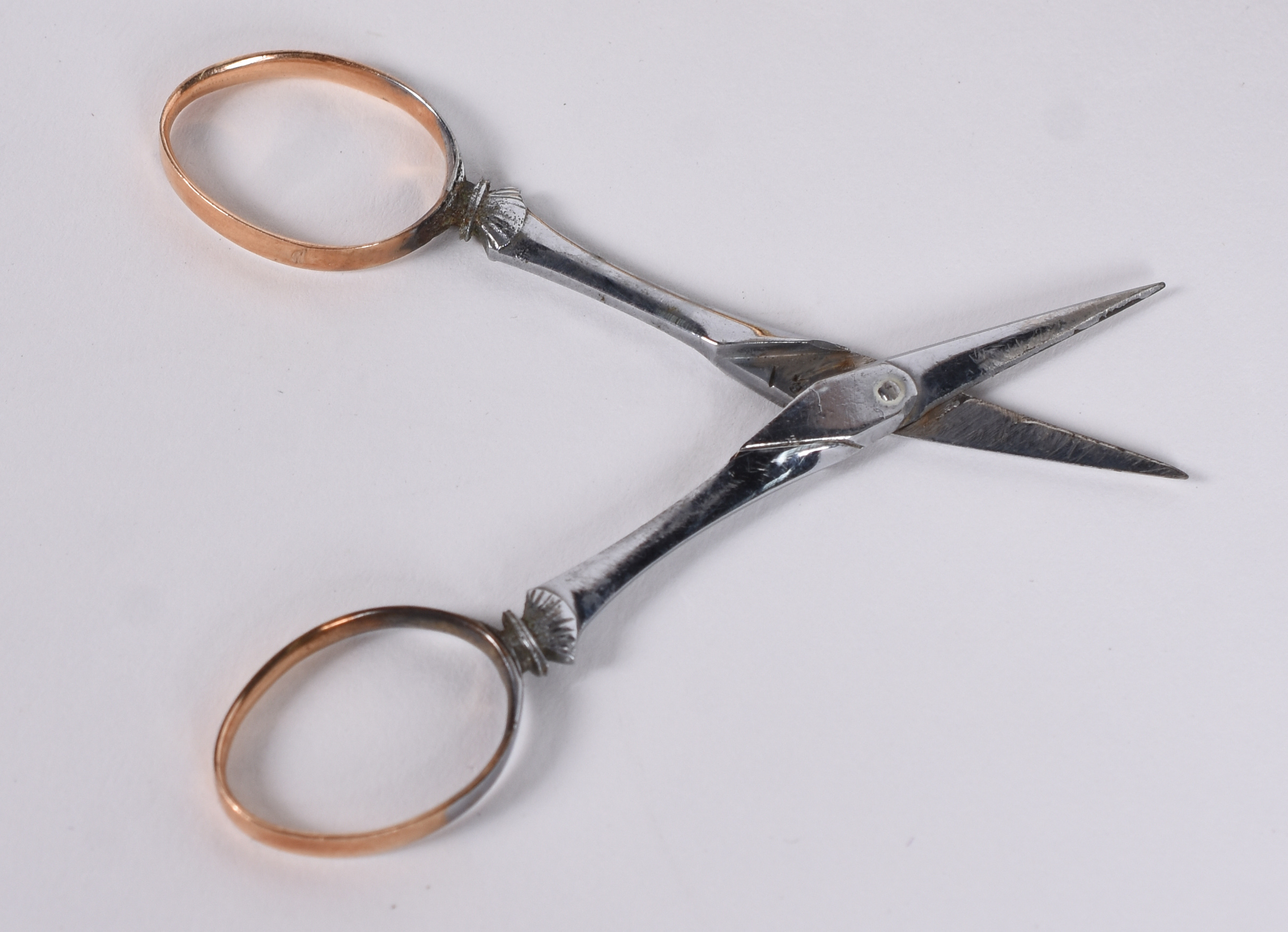 Tesoura de cortar unhas com detalhes banhados a ouro, acondicionada... - foto 3 de 3