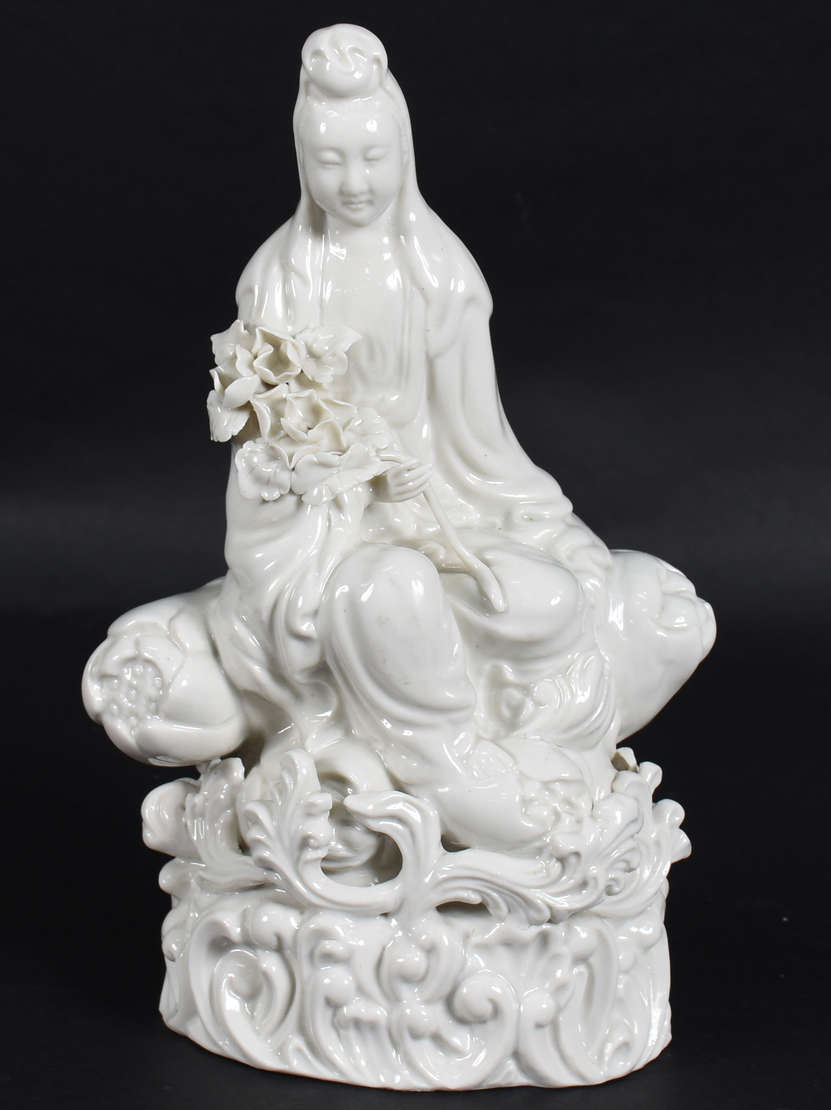 Estatueta de porcelana Blanc d'chine representando Divindade. - foto 1 de 4