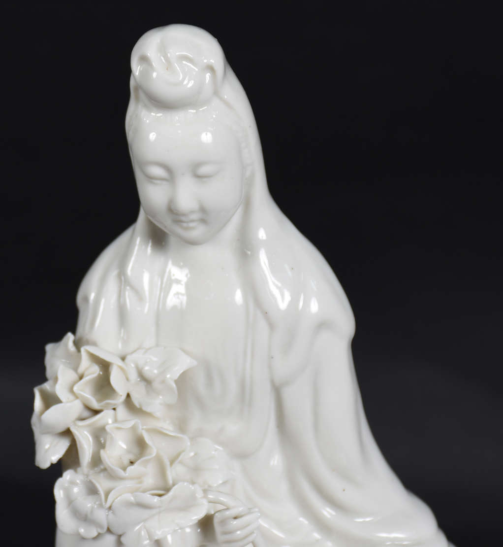 Estatueta de porcelana Blanc d'chine representando Divindade. - foto 2 de 4