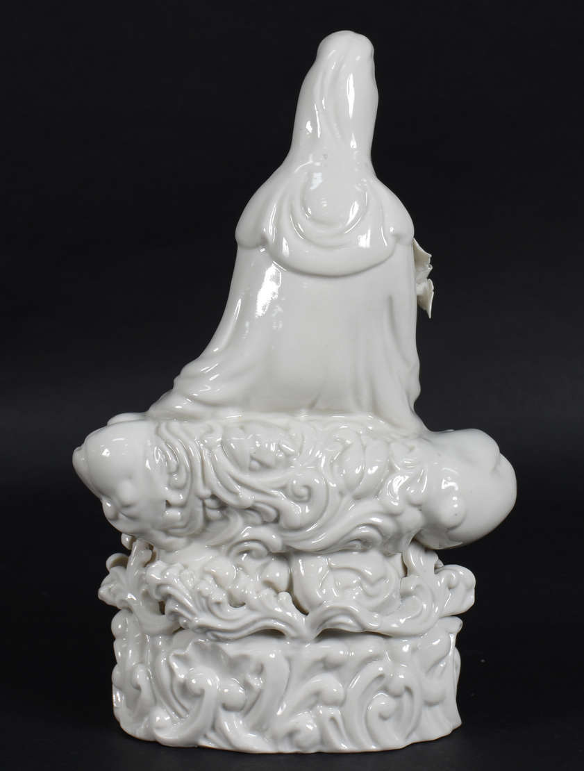 Estatueta de porcelana Blanc d'chine representando Divindade. - foto 3 de 4
