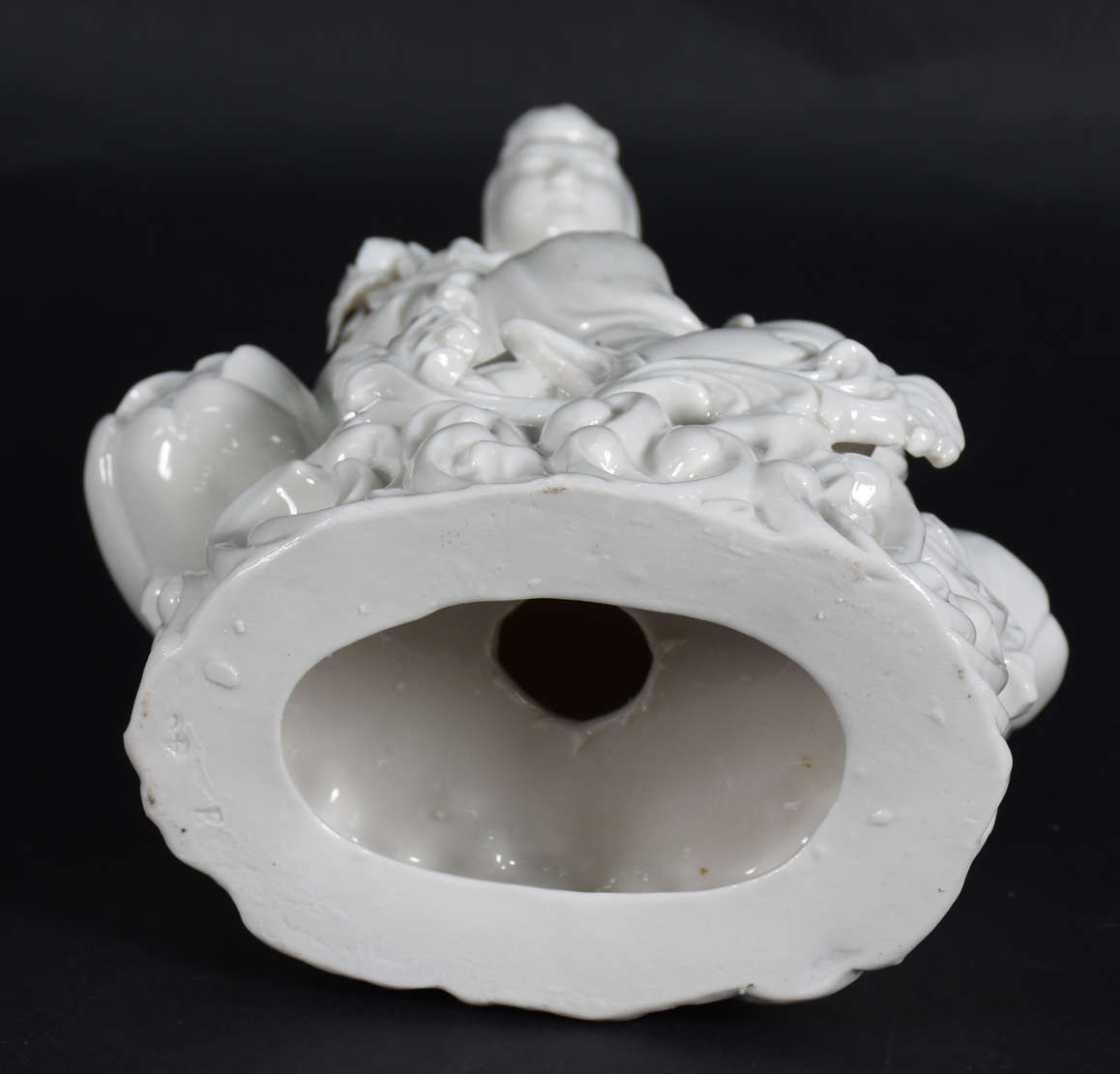 Estatueta de porcelana Blanc d'chine representando Divindade. - foto 4 de 4