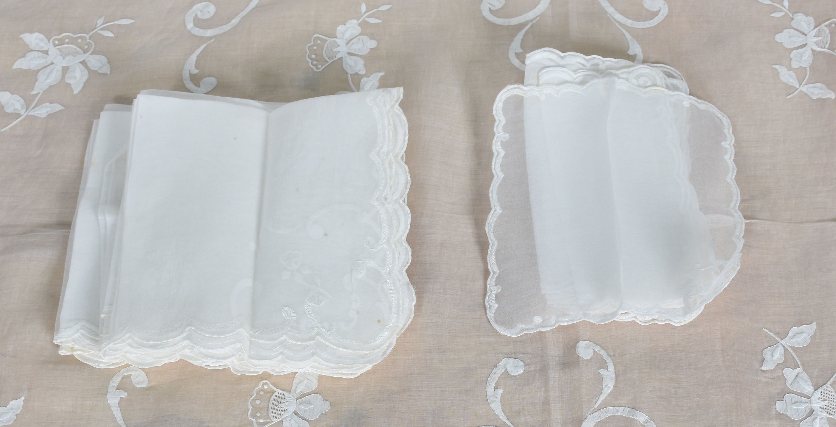 Toalha de mesa de organza com bordados, acompanham 10 guardanapos... - foto 2 de 2