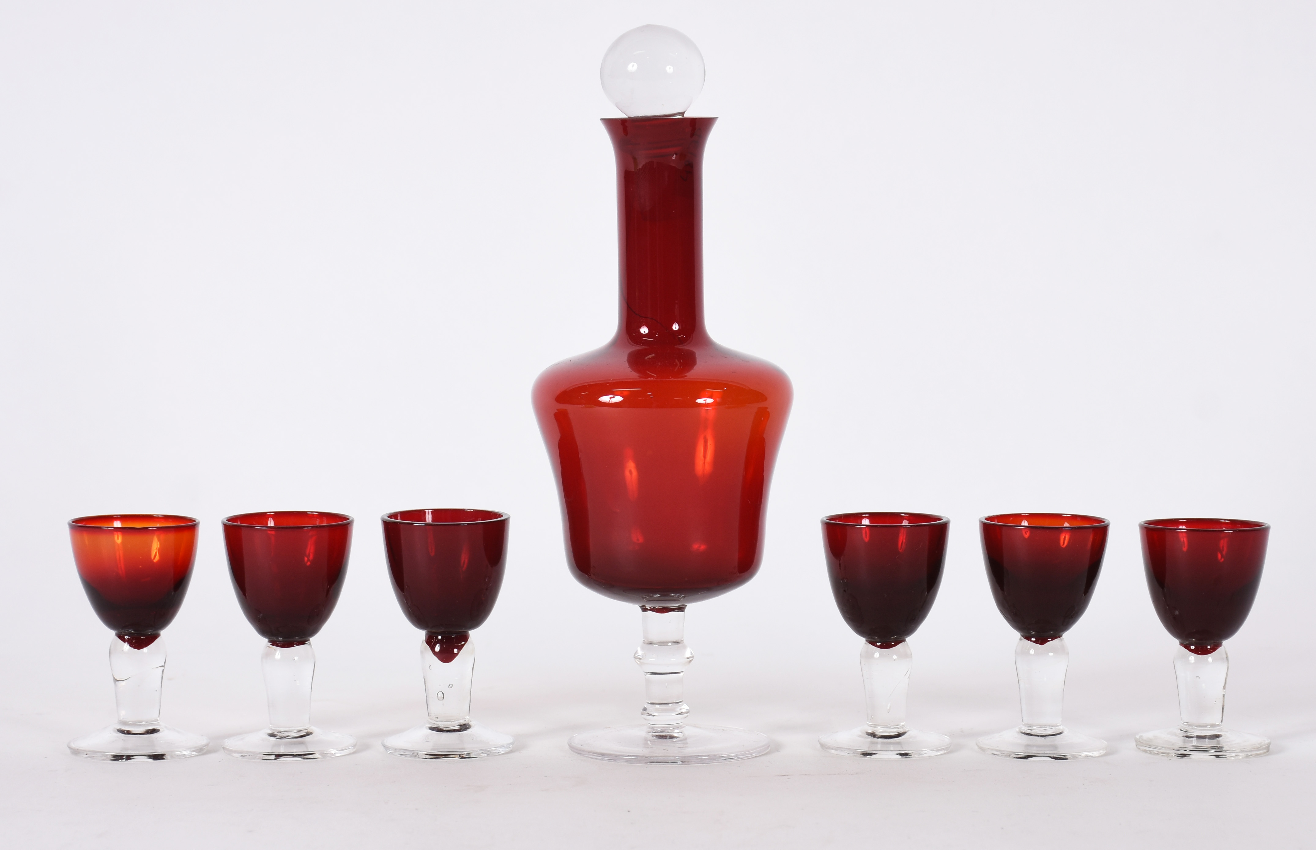 Conjunto de licoreira com 6 cálices de vidro vermelho. - foto 3 de 3
