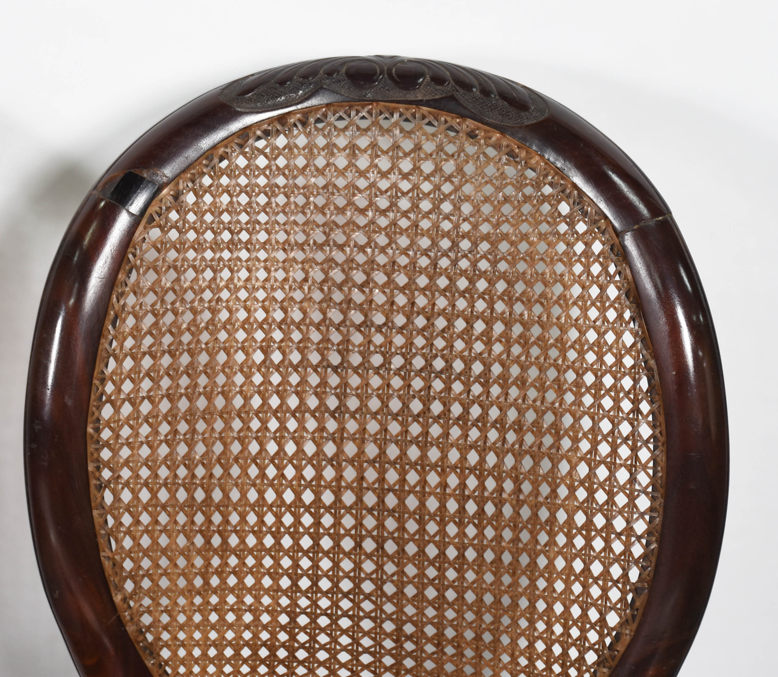 Conjunto com dez cadeiras para sala de jantar, feitio medalhão... - foto 2 de 3