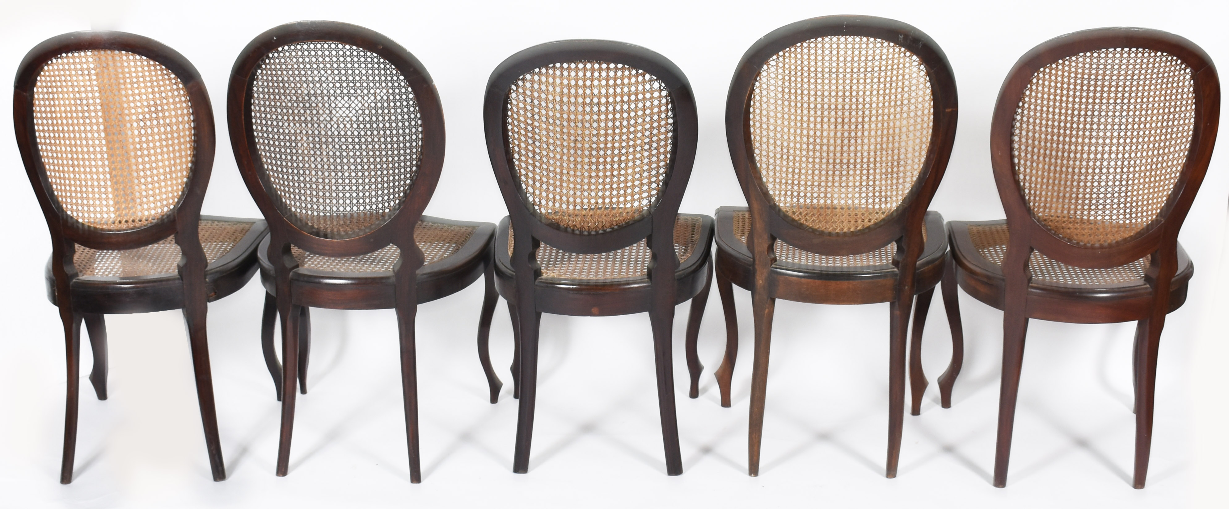 Conjunto com dez cadeiras para sala de jantar, feitio medalhão... - foto 3 de 3