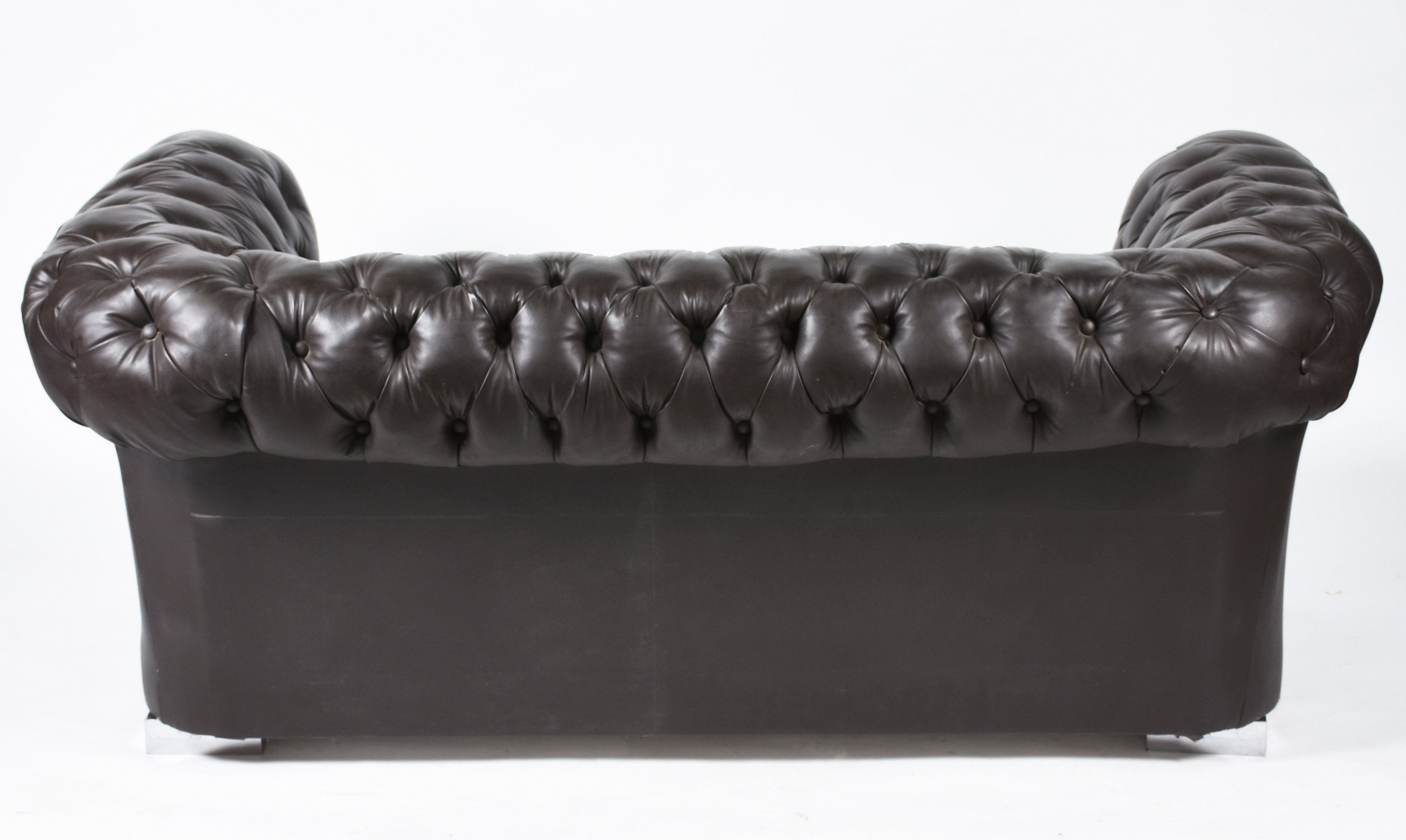 Sofá de couro sintético estilo ingles Chesterfield, duas almofadas... - foto 4 de 4